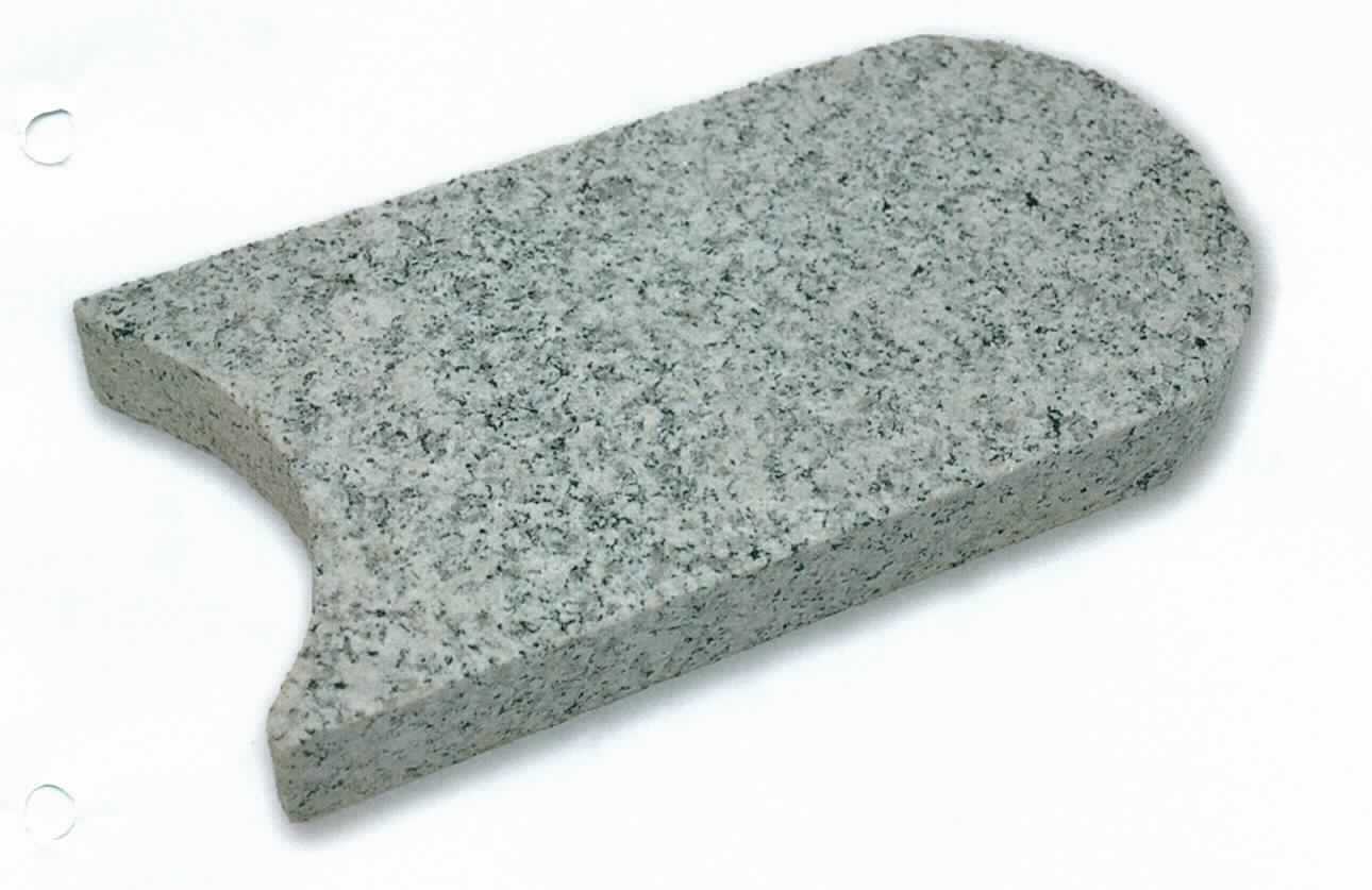 Angaben:
Rasenkanten BRAVO EXACTA, geflammt
Bearbeitung: Oberfläche geflammt, Seiten gesägt 
Farbe: edelgrau 
Material: Granit 
Herkunft: China 
Größe: 24 x 12 x 3 cm, 2,4 kg/Stück
 
Befund:
Bearbeitete Werksteine und Waren daraus
