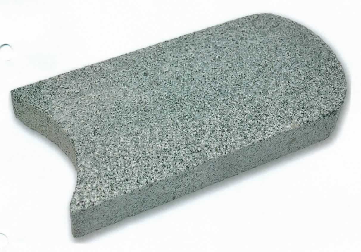 Angaben:
Rasenmähkanten GALA EXACTA, - geflammt - 
Bearbeitung: Oberfläche geflammt, Seiten gesägt 
Farbe: anthrazit 
Material: Granit
Herkunft China 
Größe: 24 x 12 x 3 cm 2,4 kg/Stück

Befund:
Bearbeitete Werksteine und Waren daraus