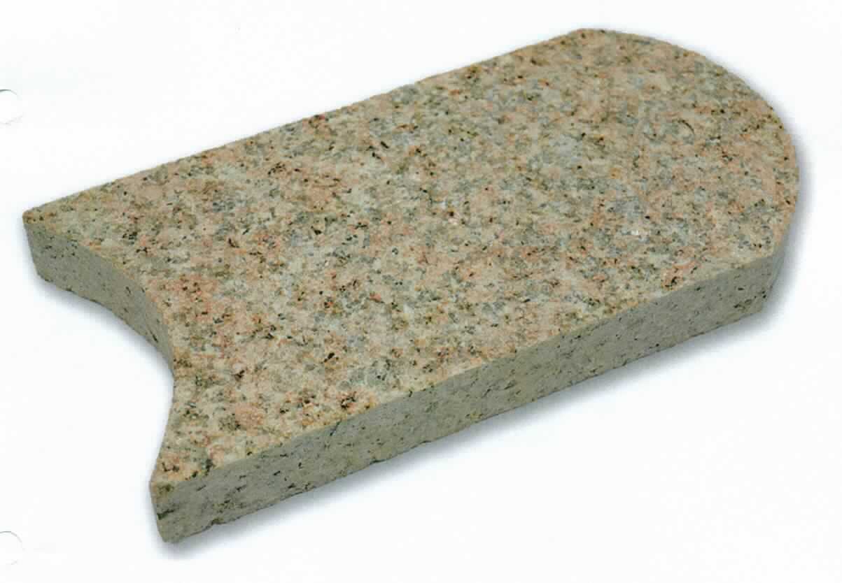 Angaben:
Rasenmähkanten SOL EXACTA, geflammt
Bearbeitung: Oberfläche geflammt, Seiten gesägt
Farbe: rötlich-gelb-grau 
Material: Granit 
Größe: 24 x 12 x 3 m 2,4 kg / Stück

Befund:
Bearbeitete Werksteine und Waren daraus