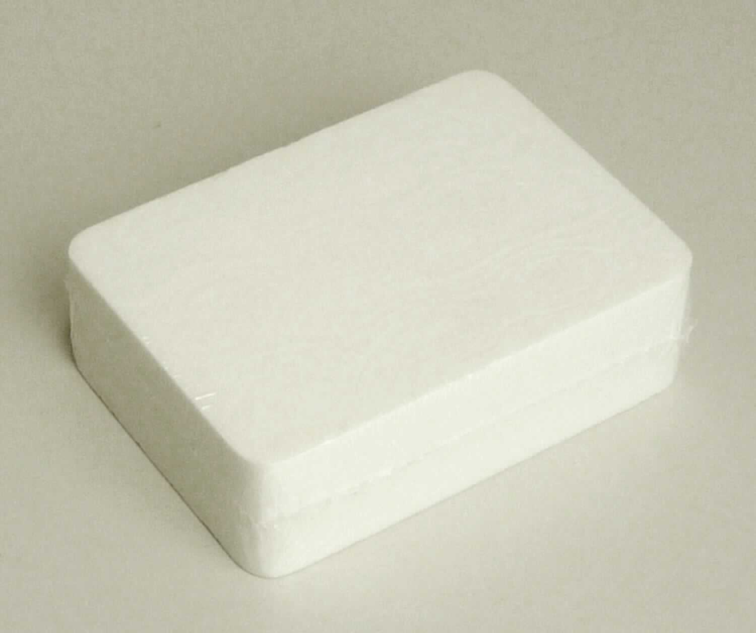 Angaben:
Relief-Schnitzblock aus Kartoffelstärke mit Eulenmotiv, Art.Nr.:038143, mit farbigen Markierschichten im Inneren des Blocks zur Anleitung der Schnitzarbeit.

Feststellungen:
Weißer, poröser, rechteckiger Block mit Maserung und abgerundeten Ecken, auf einer Seite mit der Beschriftung "Relief Unterseite", Abmessung: ca. 11 x 7,8 x 3,2cm. Im Innern des Blocks sind Farbmarkierungen erkennbar. Nach dem Ergebnis der Untersuchungen besteht der Block aus dünnen Schichten modifizierter Stärke mit einem geringen Kunststoffanteil.

Befund:
Chemische Erzeugnisse und Zubereitungen der chemischen Industrie oder verwandter Industrien (einschließlich Mischungen von Naturprodukten), überwiegend aus organischen Verbindungen bestehend, anderweit weder genannt noch inbegriffen, andere.