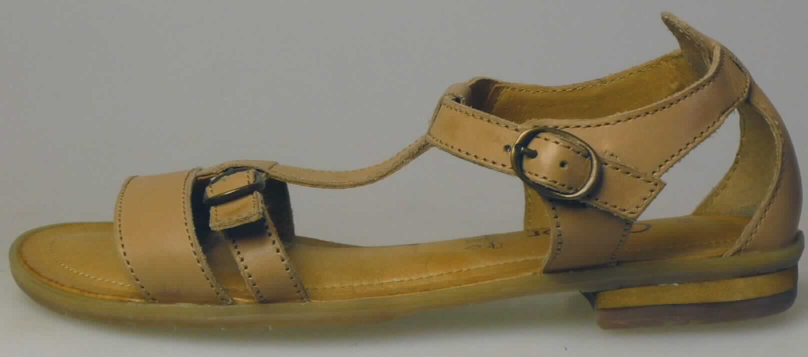 Freizeitsandalen (lt. Antrag: "Artikel-Nr. 87 300 01, Kinderschuh", Foto siehe Anlage)
- mit Laufsohlen aus (lt. Antrag) Kautschuk; ohne Hauptsohle aus Holz, 
- mit zehenfreiem Oberteil (nicht geschlossenes Blatt) aus Leder,
- mit Schnallenverschluss,
- ohne Metallschutz in der Vorderkappe,
- nicht den Knöchel bedeckend, 
- mit einer größten Höhe des Absatzes und der Sohle von weniger als 3 cm,
- mit einer Länge der Innensohle von weniger als 24 cm

"Schuhe mit Laufsohlen aus Kautschuk und Oberteil aus Leder, andere als in den UPos. 6403 1200 bis 
 6403 9911 genannt, mit einer Länge der Innensohle von weniger als 24 cm"