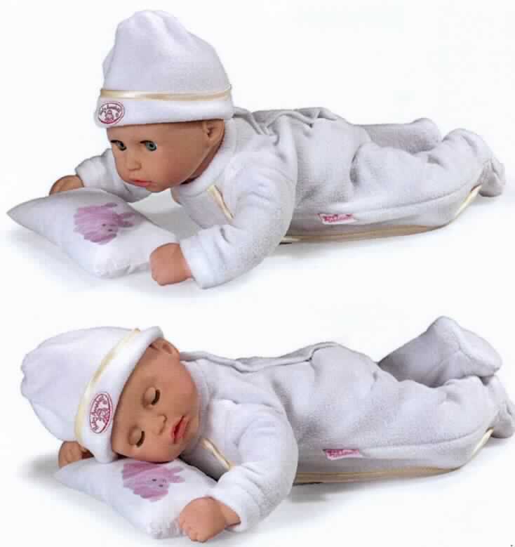 Sog. my first Baby Annabell Puppe "Schlafenszeit", Artikelnr. 790281.
Spielzeugpuppe aus Kunststoff, in Gestalt eines Kleinkindes mit beweglichem Kopf und
beweglichen Armen und Beinen (Höhe: 36 cm). Die Puppe ist mit Strampelanzug und einer
Mütze bekleidet. Die Kleidung ist ausziehbar.
Kopf-, Augen- und Armbewegungen werden durch einen batteriebetriebenen Motor gesteuert.
Ein elektronisches Soundmodul gibt Babygeräusche wider.
Die Puppe dient Kindern zur spielerischen Unterhaltung und ist mit einem kleinen Kissen
(Maße: 14 x 7 x 3 cm = L x B x D) als Gegenstand von geringer Bedeutung, der in
Verbindung mit dieser Ware verwendet werden soll, in einer Verkaufsverpackung
aufgemacht.

Diese Ware ist als "Puppe, nur Nachbildung von Menschen darstellend, andere als
handgearbeitete dekorative Puppe in für das Ursprungsland charakteristischer Volkstracht"
einzureihen.