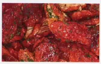 Getrocknete Tomaten, mariniert.

Antragsangaben (als zutreffend unterstellt): Marinierte getrocknete Tomaten, tiefgekühlt. Zur Zusammensetzung wurden vertrauliche Angaben gemacht. Aufmachung: Karton mit einem Nettogewicht von 1 kg.

Ein Warenmuster wurde nicht vorgelegt.
Nach den vorgelegten Angaben beträgt der Gehalt an freier, flüchtiger Säure, berechnet als Essigsäure weniger als 0,5 GHT.

Tomaten gehören auch in gefrorener Form zur Position 2002 der KN.

Tomaten, anders als mit Essig oder Essigsäure zubereitet oder haltbar gemacht, ganz oder in Stücken, nicht geschält.