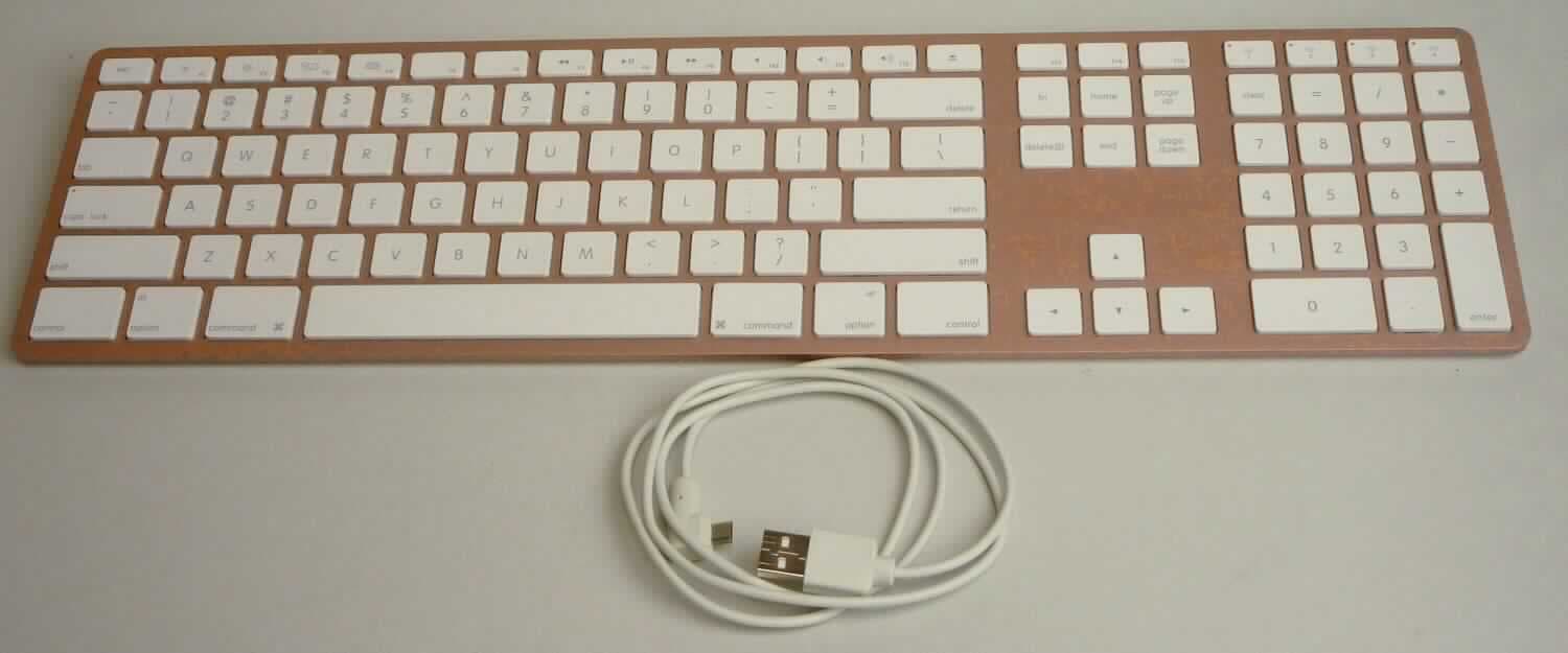 Eingabegerät, in Form einer Warenzusammenstellung aus Anleitung, USB-Kabel und Tastatur (charakterbestimmend im Hinblick auf die Verwendung). Die Tastatur besteht im Wesentlichen aus einer mit aktiven und passiven Bauelementen bestückten gedruckten Schaltung und Bluetooth-Modul sowie flexibler Schaltmatte mit Kontaktpunkten sowie mit Funktions-, Cursorsteuer- Dezimalblock- und alphanumerischen Tasten.
Das 441 x 116 x 19 mm große Gerät ist über eine USB-Schnittstelle bzw. mittels Bluetooth unmittelbar an die Zentraleinheit einer automatischen Datenverarbeitungsmaschine anschließbar und in der Lage, Daten in einer von System verwendbaren Form zu liefern.
Die Bestandteile der Zusammenstellung sind gemeinsam in einem Karton für den Einzelverkauf aufgemacht.

Die Ware wird als "Eingabeeinheit für automatische Datenverarbeitungsmaschinen, Tastatur, nicht für zivile Luftfahrzeuge bestimmt" eingereiht.

Anlage: 1 Abbildung