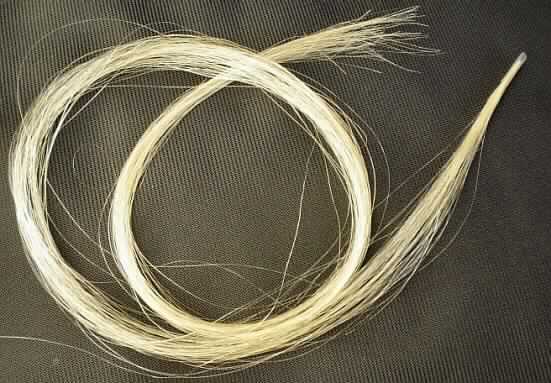Menschenhaare, sog. Haarsträhne (Klebesträhne KI), Abbildung siehe Anlage, 
- gewaschen und entfettet, 
- zu einer Haarsträhne gebündelt (lt. Antragsangaben mit Schmelzkleber und Schrumpfschlauch versehen, 
- mit einer Länge von max. ca. 50 cm, 
- in natürlicher Richtung gleichgerichtet (Kopf an Kopf und Wurzel an Wurzel).

"Menschenhaare, gleichgerichtet"