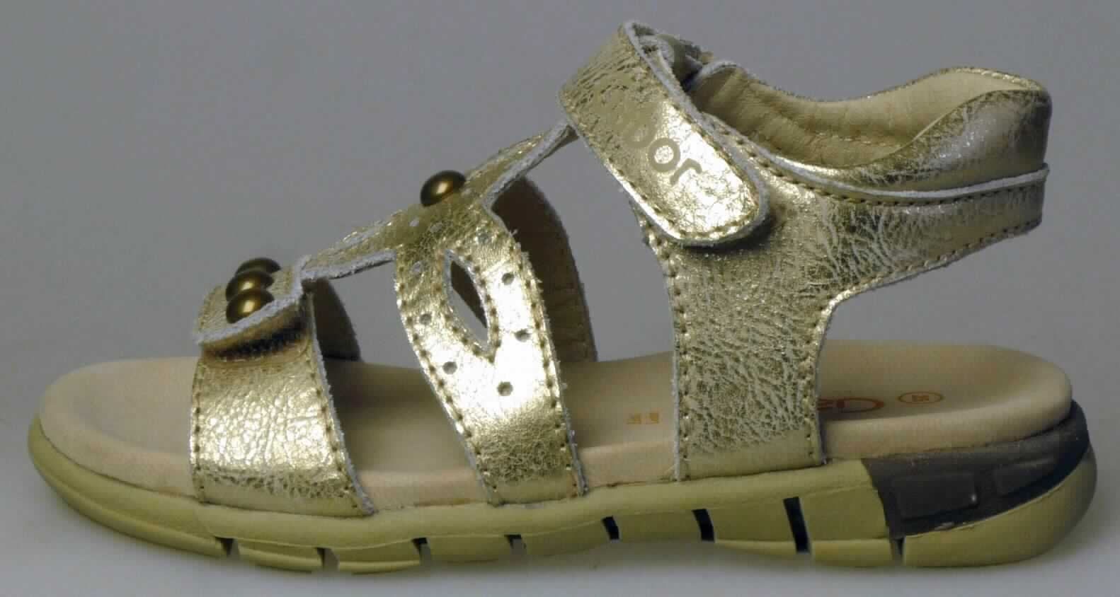 Freizeitsandalen (lt. Antrag: "Artikel-Nr. 87 211 02, Kinderschuh", Foto siehe Anlage)
- mit Laufsohlen aus (lt. Antrag) Kautschuk; ohne Hauptsohle aus Holz, 
- mit zehenfreiem Oberteil (nicht geschlossenes Blatt) aus Leder,
- mit Zierbesatz (Metallnieten),
- mit Klettverschluss,
- ohne Metallschutz in der Vorderkappe,
- nicht den Knöchel bedeckend, 
- mit einer größten Höhe des Absatzes und der Sohle von weniger als 3 cm,
- mit einer Länge der Innensohle von weniger als 24 cm

"Schuhe mit Laufsohlen aus Kautschuk und Oberteil aus Leder, andere als in den UPos. 6403 1200 bis 
 6403 9911 genannt, mit einer Länge der Innensohle von weniger als 24 cm"