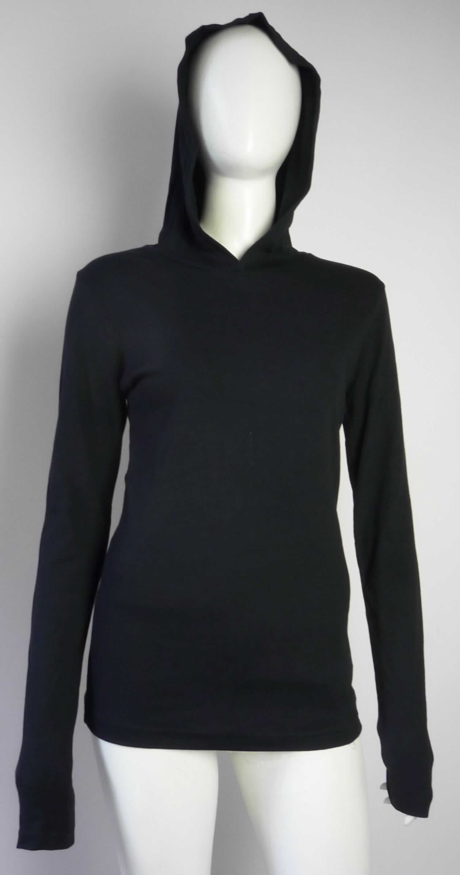 Oberteil, sog. Kapuzenpullover, Art. 4398, Größe M, Foto siehe Anlage,
- aus ca. 0,7 mm dicken (leichten), einfarbigen Gewirken aus laut Antrag 100 % Baumwolle,
- über die Taille reichend (Rückenlänge: ca. 67 cm),
- mit einem runden Halsausschnitt; mit angesetzter Kapuze (somit keine Ware der Position 6109) mit einer
  Überlappung von rechts über links, 
- ohne Öffnung und ohne Verschluss, 
- mit langen Ärmeln, 
- am unteren Rand durch Umschlagen und Festnähen gesäumt,
- ohne pullovertypische Merkmale, daher kein Kleidungsstück der Position 6110.

"Kleidung, andere als in den Positionen 6101 bis 6113 genannte, aus Gewirken, aus Baumwolle"