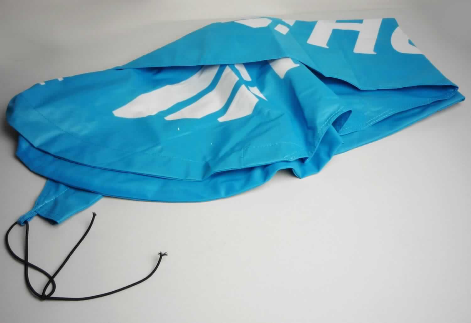 Bei der vorgelegten, als "Beachflag ohne Gestänge" bezeichneten Ware handelt es sich um einen tropfenförmigen, etwa 180,0 x 82,0 großen Zuschnitt aus einfarbigen, teils mit einem Gewebe aus Spinnstoff unterlegten Gewirken aus Spinnstoffen mit Tunnelzug an einer Längsseite. Am unteren Ende befindet sich eine Schlaufe, durch die eine gummielastische, zu einem Ring verknotete Kordel aus Spinnstoff gezogen ist. Die Vorder- und Rückseite des Zuschnitts ist mit der Aufschrift "Hier Pakete verschicken" sowie dem Logo eines Paketdienstes bedruckt. Die Ware dient dazu, auf ein Dienstleistungsangebot hinzuweisen.

Abbildung siehe Anlage.

Derartige Waren gehören als "andere Drucke, Werbedrucke, andere als Verkaufskataloge" zum TARIC-Code 
4911 10 90 00.