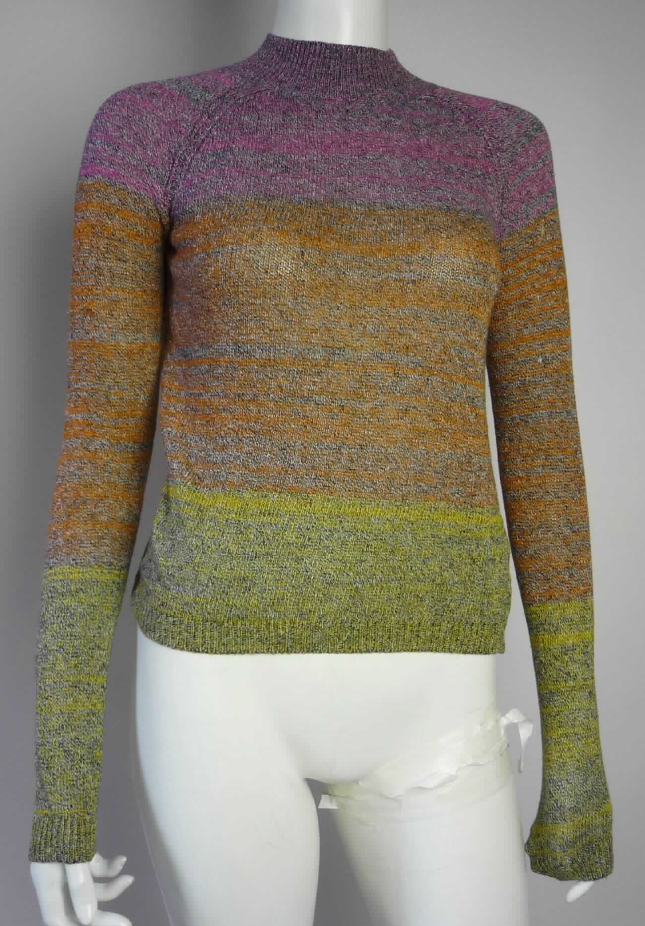 Pullover, sog. Pullover für Frauen, Art. RSAKWGR, Größe XS, Foto siehe Anlage,
- aus ca. 1,9 mm dicken, buntgewirkten Gewirken (melierte Garne) aus laut Antrag 98 % Baumwolle und
  2 % Nylon (synthetische Chemiefasern); u. a. aufgrund der Gewirkedicke kein Unterziehpulli,
- über die Taille reichend (Rückenlänge: ca. 51 cm), 
- mit einem schmalen Stehkragen, 
- ohne Öffnung und ohne Verschluss,
- ohne Hinweise auf den Trägerkreis (unisex),
- mit langen Ärmeln; an den Ärmelenden mit gerippt gewirkten, verengenden Bündchen,
- am unteren Rand mit einem gerippt gewirkten, verengenden Bund.

"Pullover, aus Gewirken, aus Baumwolle, kein Unterziehpulli, für Frauen"