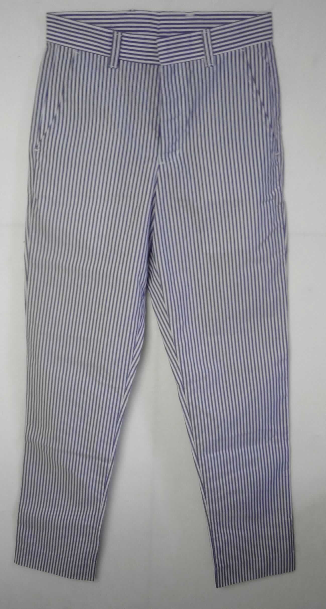 Lange Hose, sog. Hose für Männer, Art. RSA0406, Größe S, Foto siehe Anlage,
- aus ca. 0,5 mm dicken, buntgewebten Geweben aus laut Antrag 65 % Polyester (synthetische Chemiefasern) 
  und 35 % Baumwolle,  
- in der Taille abschließend; mit einem angesetzten, ca. 4 cm breiten Bund mit Gürtelschlaufen,
- vorn mit einer Öffnung mit Reißverschluss, verdeckt von einer Patte von links über rechts (Männerkleidung), die im 
  Bund mit einem Haken geschlossen wird,
- mit zwei seitlich eingesetzten, offenen Taschen und zwei offenen Gesäßtaschen, eine davon mit
  Knopfverschluss, 
- mit knöchellangen Hosenbeinen, an den Beinabschlüssen durch Umschlagen und Festnähen gesäumt, 
- keine Arbeits- und Berufskleidung.

"Lange Hose, aus Geweben, für Männer, aus synthetischen Chemiefasern, keine Arbeits- und Berufskleidung"
