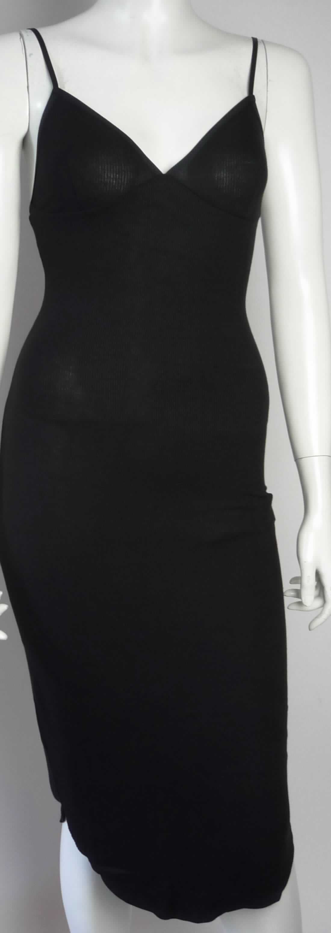 Kleid, sog. Kleid für Frauen, Art. RSATW3309, Größe XS, Foto siehe Anlage,
- aus ca. 0,9 mm dicken, gerippten, einfarbigen Gewirken aus laut Antrag 94 % Viskose (künstliche Chemiefasern)
  und 6 % Elasthan (synthetische Chemiefasern), 
- bis über die Knie reichend (Rückenlänge: ca. 110 cm),
- mit ca. 0,6 cm breiten, elastischen, längenverstellbaren Schulterträgern (sog. Spaghettiträger)
- ohne Öffnung und ohne Verschluss,
- am unteren Rand durch Umschlagen und Festnähen gesäumt,
- kann aufgrund der Länge ohne ein weiteres, den Unterkörper bedeckendes Kleidungsstück getragen werden

"Kleid, aus Gewirken, für Frauen, aus künstlichen Chemiefasern"