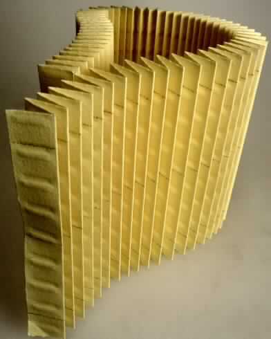 Bei der vorliegenden, als "Filterpapier, nicht geklebt" bezeichneten Ware handelt es sich nach dem vorgelegten Warenmuster und den ergänzenden Angaben der Antragstellerin um einen etwa 13 cm breiten und etwa 52,7cm langen, rechteckigen Zuschnitt aus Papier aus ungebleichten Bastfasern (papiermäßig aufgeschlossen). Das Papier ist durch Walzenauftrag auf beiden Seiten mit Kunstharz imprägniert und auf der Oberfläche gelb gefärbt. Es ist leporelloartig gefaltet und mit sog. Platzhaltern geprägt und auf der Außenseite mit drei in regelmäßigen Abständen verlaufenden schwarzen Linien bedruckt, die lt. Angaben der Antragstellerin zur Wiedererkennbarkeit des Papiers dienen.

Abbildung siehe Anlage.

Der Zuschnitt wird als Filtermedium in verschiedenen Filtern (z.B. Öl- oder Krafstofffilter) verarbeitet.

Derartige Waren gehören als "andere Papiere, zugeschnitten, Filterpapier" zur Codenummer 4823 2000 00 des Integrierten Zolltarifs der Gemeinschaft (TARIC).