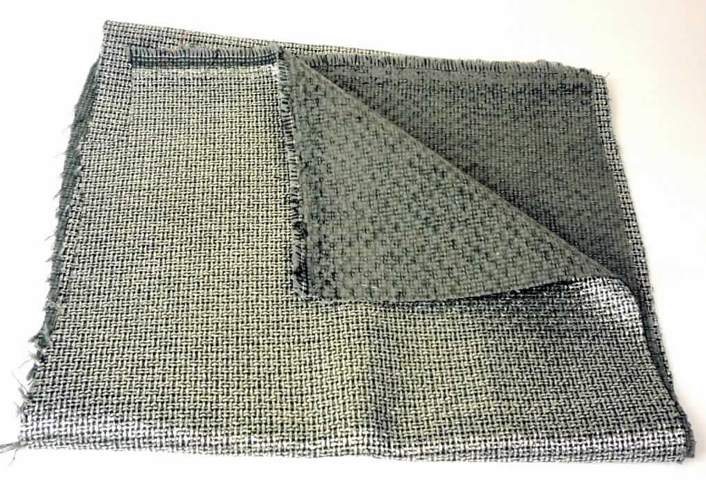 Gewebe, sog. Möbelbezugsstoff, Foto siehe Anlage,
- als Meterware; laut Antrag mit einer Breite von etwa 145 cm,
- laut Untersuchungsergebnis:
-- aus dünnen, schwarzen Kett- und Schussgarnen aus Polyester-Spinnfasern,
-- aus dicken, gezwirnten Schussgarnen aus Polyester-Spinnfasern, 
-- aus dicken Kettgarnen aus synthetischen Filamenten (laut Antrag: Polyester);
   mit einem Gesamtanteil an:
--- Polyester-Spinnfasern (synthetische Spinnfasern) von 70 GHT,
--- Polyester-Filamenten (synthetische Filamente) von 30 GHT,
-- musterbildend bedruckt,
-- auf der Rückseite geraut und - mit dem bloßen Auge nicht wahrnehmbar - getränkt,
-- in Musterbindung.

"Gewebe aus synthetischen Spinnfasern, anderes als in den Positionen 5512 bis 5514 genannte,
 aus Polyester-Spinnfasern, ausschließlich mit synthetischen Filamenten gemischt, bedruckt"