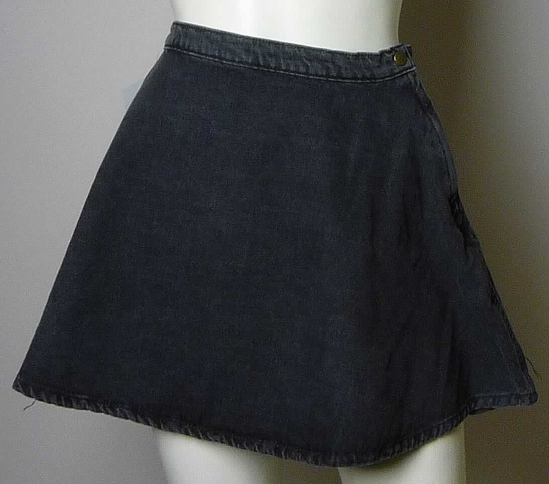 Rock, sog. Jeansrock für Frauen, Art. RSADM300, Größe S, Foto siehe Anlage,
- aus ca. 0,9 mm dicken, buntgewebten Geweben aus laut Antrag 100 % Baumwolle,
- in der Taille abschließend, mit einem ca. 3 cm breiten Bund,
- seitlich mit einer Öffnung mit Reißverschluss und einem Druckknopfverschluss im Bund, 
- bis über den Schritt reichend (Seitenlänge: ca. 38,5 cm),
- am unteren Rand durch Umschlagen und Festnähen gesäumt.

"Rock, aus Geweben, für Frauen, aus Baumwolle, nicht nach dem Batik-Verfahren handbedruckt"