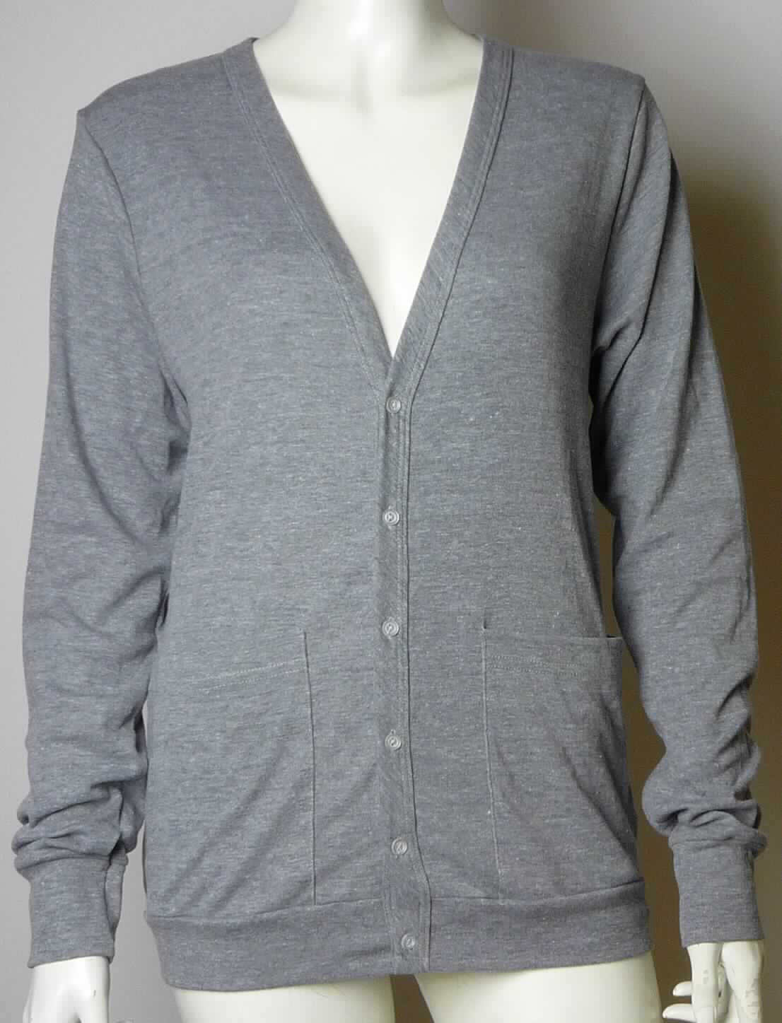 Blousonähnliches Kleidungsstück, sog. Knit Mens Other Man Made Fiber Poly Cardigan, Art. RSABR400, Größe S, 
Foto siehe Anlage,
- aus ca. 0,7 mm dicken, buntgewirkten Gewirken (melierte Garne) aus laut Antrag 50 % Polyester, 25 % Viskose 
  (beides Chemiefasern) und 25 % Baumwolle,
- über die Taille reichend (Rückenlänge: ca. 68 cm),
- mit halsfernem Ausschnitt ohne Kragen,
- mit einer durchgehenden Öffnung mit Knopfverschluss von links über rechts (Männerkleidung),
- mit langen Ärmeln, die mit verengenden Bündchen ausgestattet sind und über den unteren 
  Rand des Kleidungsstücks hinausreichen,
- vorn mit zwei großen, aufgesetzten Taschen unterhalb der Taille,
- am unteren Rand mit einem verengenden, gewirkten Bund,
- erfüllt die Merkmale zur Einreihung als blousonähnliches Kleidungsstück, damit kein Kleidungsstück der 
  Position 6110.

"Blousonähnliches Kleidungsstück aus Gewirken, für Männer, aus Chemiefasern"