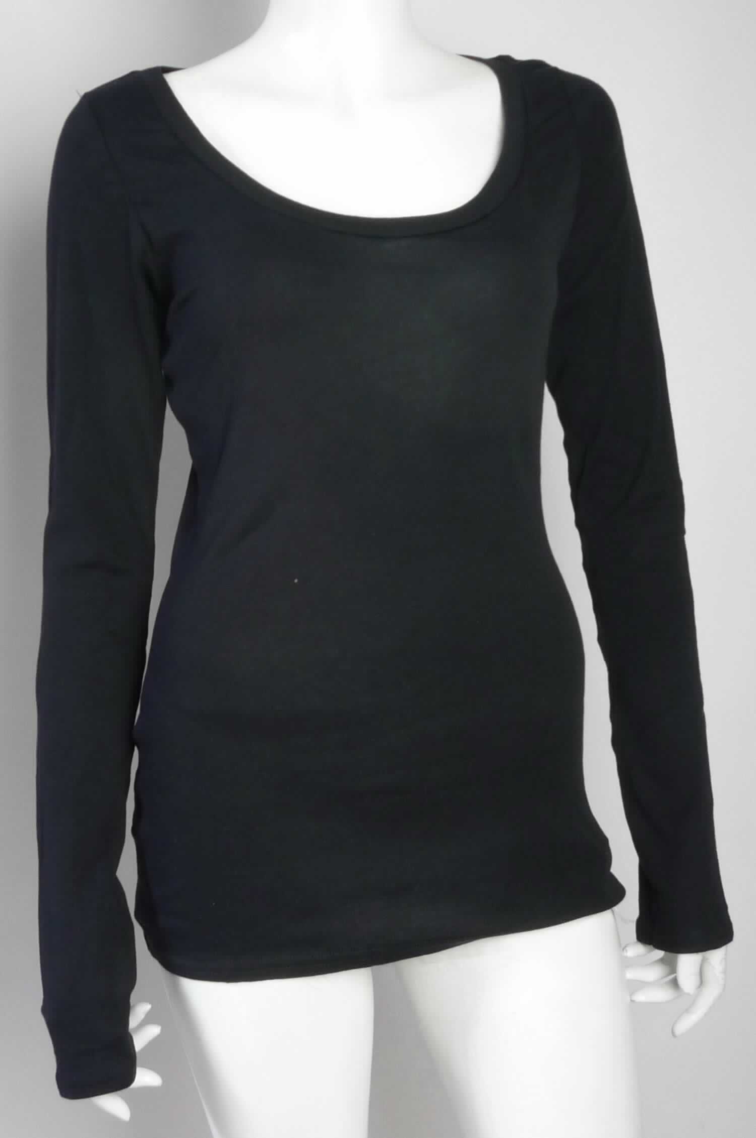 Modisches Unterhemd, sog. Langarm Shirt für Frauen, Art. RSAS304, Größe M, Foto siehe Anlage,
- aus ca. 0,9 mm dicken (leichten), einfarbigen Gewirken aus laut Antrag 100 % Baumwolle,
- über die Taille reichend (Rückenlänge: ca. 68 cm),
- mit einem halsfernen, runden Ausschnitt (somit kein T-Shirt),
- ohne Öffnung und ohne Verschluss,
- mit langen, eng anliegenden Ärmeln,
- modisch gestaltet; wird unmittelbar auf der Haut getragen,
- am unteren Rand durch Umschlagen und Festnähen gesäumt.

"Unterhemd, aus Gewirken, aus Baumwolle"