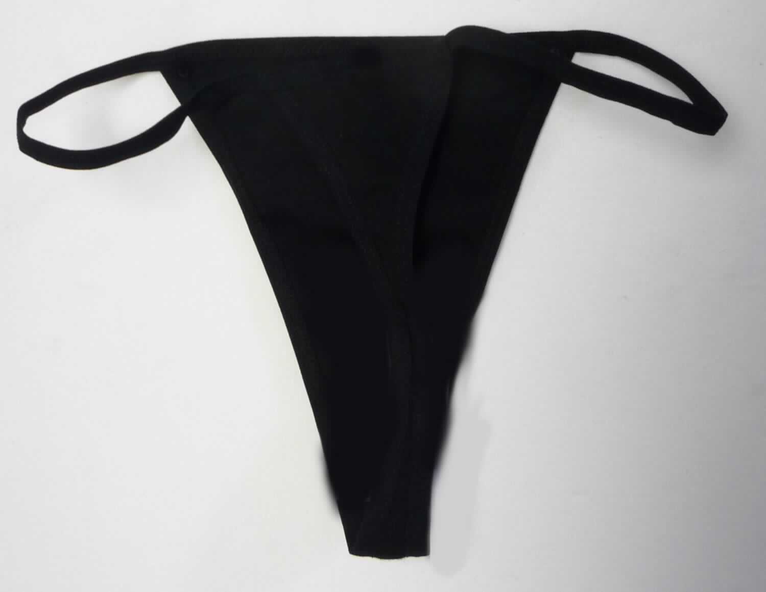 Slip, sog. Unterhose für Frauen, Art. 4313, Größe XS, Foto siehe Anlage,
- aus ca. 1,1 mm dicken, einfarbigen Gewirken aus laut Antrag 100 % Baumwolle,
- als sog. Stringtanga gearbeitet, in der Taille mit einem elastischen Abschluss,
- vorn und im Gesäßbereich aus zwei unterschiedlich großen, dreieckigen Gewirkezuschnitten gearbeitet, die
  durch schmale, elastische Bänder aus Geweben aus Spinnstoffen miteinander verbunden sind,
- ohne Öffnung und ohne Verschluss,
- aufgrund des Schnitts eindeutig als Frauenkleidung erkennbar,
- mit hohen Beinausschnitten, 
- im Schritt mit einer Hygieneeinlage ausgestattet.

"Slip, aus Gewirken, für Frauen, aus Baumwolle"