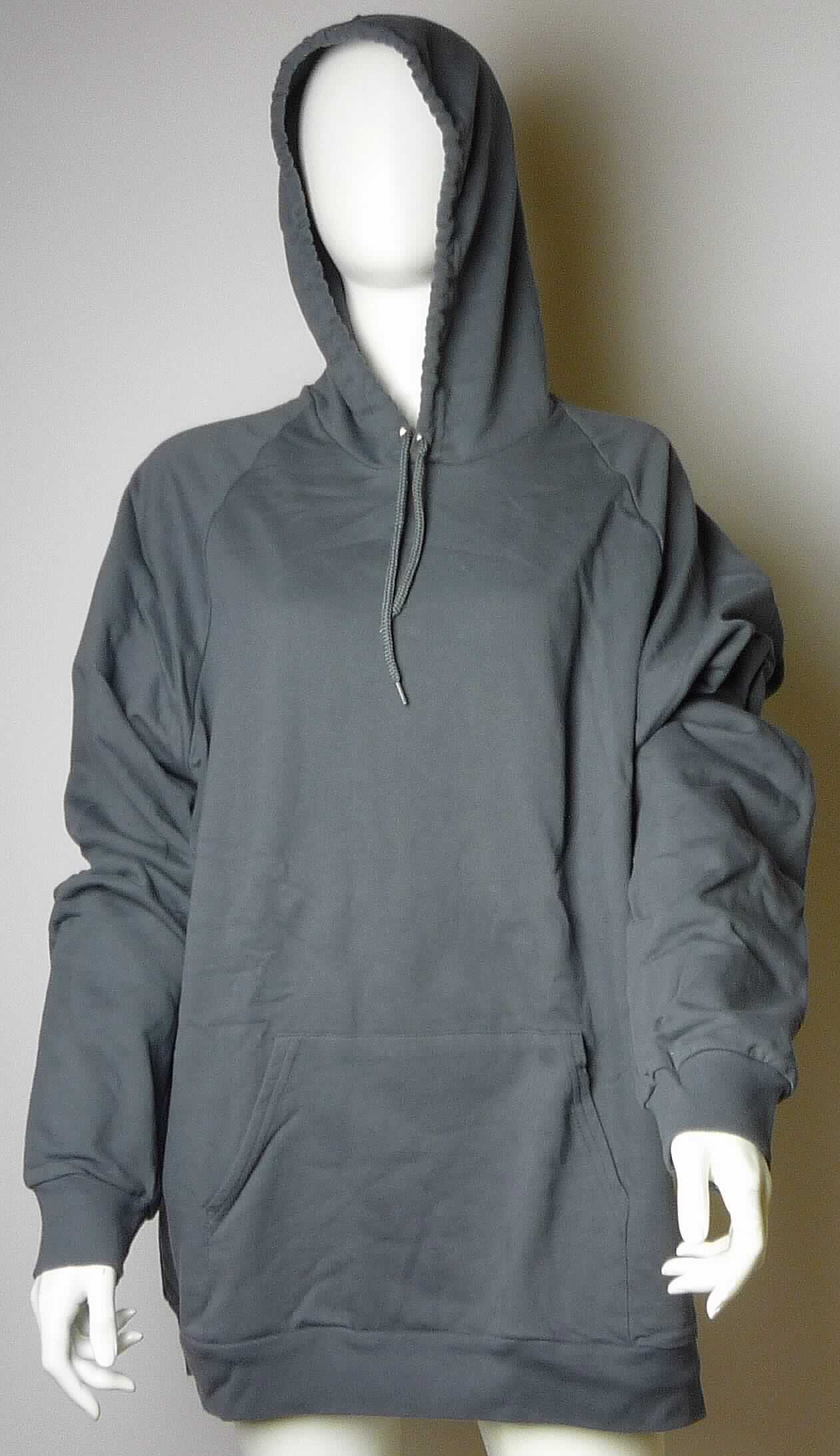 Blousonähnliches Kleidungsstück, sog. Unisex Fleece Kapuzenpulli, Artikelnummer 5495, Größe XL, 
Foto siehe Anlage,
- aus ca. 0,9 mm dicken, einfarbigen Gewirken aus lt. Antrag 100 % Baumwolle,
- über die Taille reichend (Rückenlänge: ca. 73 cm),
- mit einer Kapuze mit einem Kordelzug und einer Überlappung der Kapuzenränder von links über rechts
  (Männerkleidung)
- mit langen Ärmeln, die über den unteren Rand des Kleidungsstücks hinausreichen; mit angesetzten, verengenden 
  Bündchen,
- mit einer aufgesetzten Tasche (sog. Kängurutasche) mit zwei Öffnungen,
- am unteren Rand mit einem angesetzten, verengenden Bund,
- erfüllt die Merkmale zur Einreihung als blousonähnliches Kleidungsstück, somit kein Pullover.

"Blousonähnliches Kleidungsstück aus Gewirken, für Männer, aus Baumwolle"