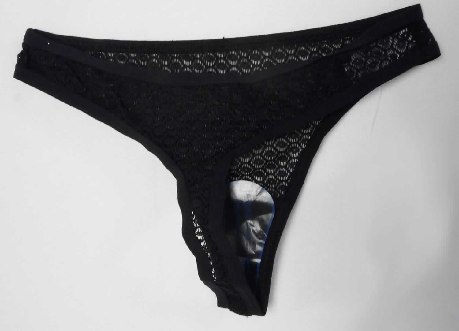Slip, sog. Unterhose für Frauen, Art. RSA0349, Größe S, Foto siehe Anlage,
- aus ca. 0,8 mm dicken, einfarbigen, musterbildend durchbrochen gearbeiteten Gewirken (sog. Raschelspitze)
  aus laut Antrag 90 % Nylon und 10 % Elasthan (beides synthetische Chemiefasern),
- als Tangaslip gearbeitet, an allen Rändern mit aufgenähten elastischen Bändern aus Geweben aus Spinnstoffen,
- ohne Öffnung und ohne Verschluss,
- aufgrund des Schnitts eindeutig als Frauenkleidung erkennbar,
- mit hohen Beinausschnitten,
- im Schritt mit einer Hygieneeinlage ausgestattet.

"Slip, aus Gewirken, für Frauen, aus Chemiefasern"