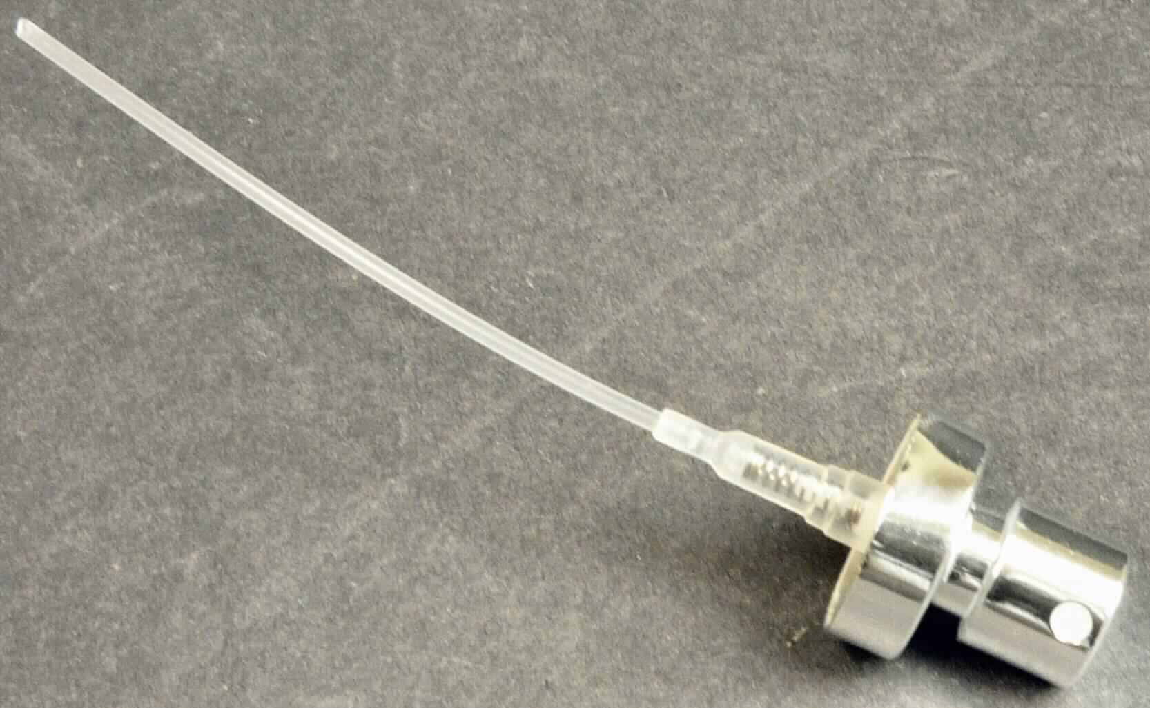 Sog. "Pumpe für Parfümproduktion", siehe Abbildung, im Wesentlichen bestehend aus einem Zerstäuberkopf, einem Kolben mit Ventil und Feder und einem Ansaugrohr.

Das Erzeugnis dient dem Verteilen/Zerstäuben von Flüssigkeiten (bspw. Parfüm).

Die Ware ist als "Zerstäubervorrichtung zu Toilettenzwecken" einzureihen.