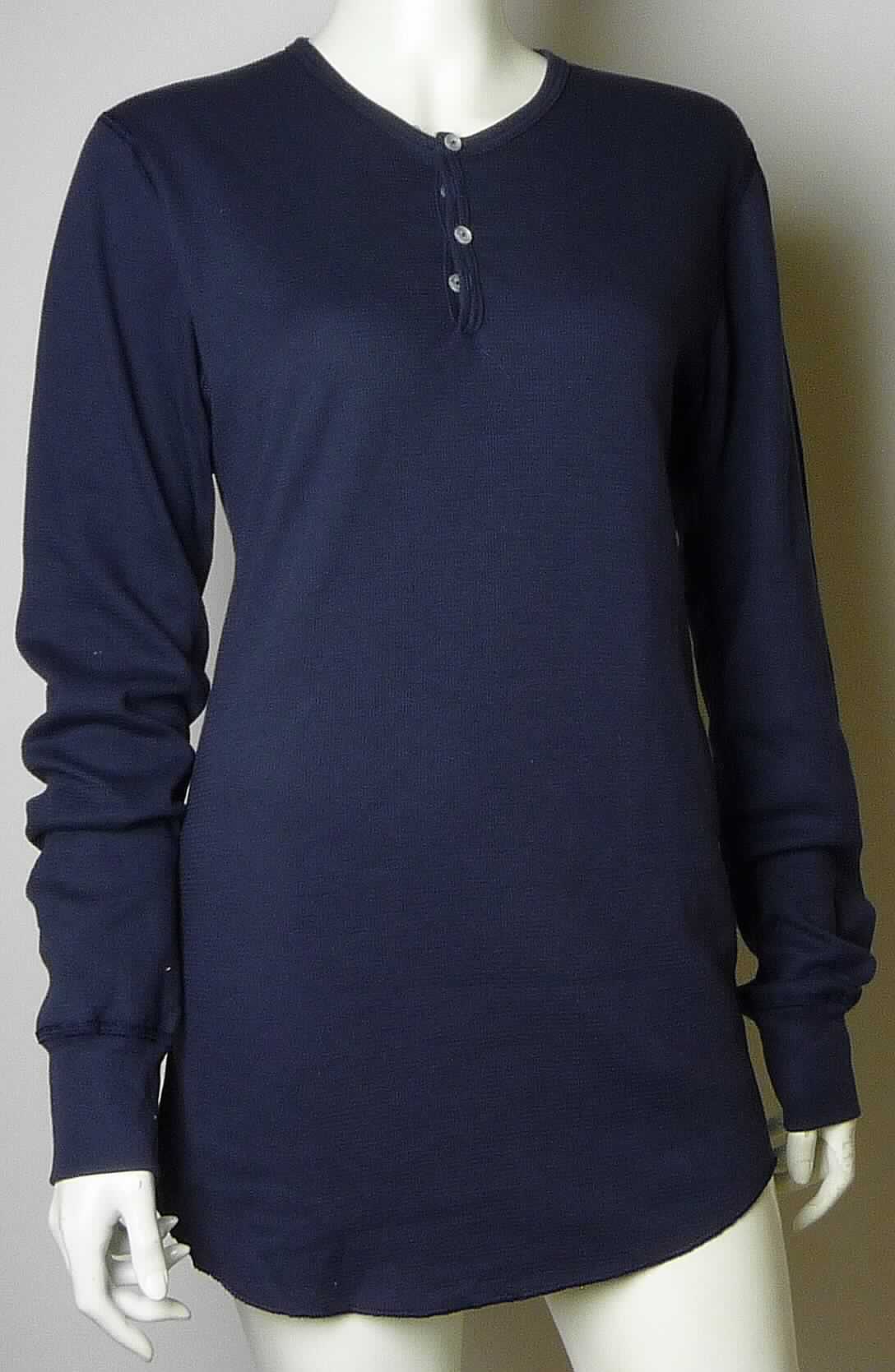 Hemd, sog. Strick Henley für Männer, Art. t457, Größe M, Foto siehe Anlage,
- aus ca. 0,9 mm dicken, einfarbigen, strukturierten Gewirken aus laut Antrag 55 % Baumwolle und 45 % Polyester
  (synthetische Chemiefasern); mit durchschnittlich mehr als 10 Maschen je linearen Zentimeter in jeder Richtung,
- über den Schritt reichend (Rückenlänge: ca. 75 cm), 
- mit einem runden Halsausschnitt, 
- vorn mit einer nicht durchgehenden Öffnung mit Knopfverschluss von links über rechts (Männerkleidung), 
- mit langen Ärmeln, an den Ärmelenden mit angesetzten, doppelt gearbeiteten Bündchen,
- an der Öffnung und am Halsausschnitt mit einer Randeinfassung,
- am unteren, abgerundeten Rand durch Überwendlichnähte gesäumt.

"Hemd, aus Gewirken, für Männer, aus Baumwolle"