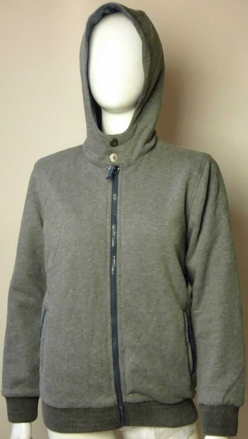 Blouson, sog. Wendejacke, Größe M, Foto siehe Anlage,
- als Wendekleidungsstück von beiden Seiten zu tragen,
- eine Seite aus ca. 1,3 mm dicken, einseitig (Innenseite) gerauten, buntgewirkten (melierte Garne) Gewirken  
  aus lt. Antrag 80 % Baumwolle und 20 % Polyester (synthetische Chemiefasern),
- die andere Seite überwiegend aus einem zweilagigen, durch Steppen abgeteilten Verbunderzeugnis der
  Position 5811 mit einer Außenlage aus einfarbigen Geweben aus lt. Antrag 100 % Polyester (synthetische
  Chemiefasern) und einer Innenlage aus Wattierungsstoff,
- über die Taille reichend (Rückenlänge: ca. 65 cm),
- mit einer angesetzten Kapuze,
- vorn mit einer durchgehenden Öffnung mit Reißverschluss, mit einer kurzen Überlappung mit Druckknopf- 
  verschluss von links auf rechts (Männerkleidung),
- mit langen Ärmeln, die über den unteren Rand des Kleidungsstücks hinausreichen; mit verengenden, 
  gewirkten Bündchen,
- am unteren Rand mit einem verengenden, gewirkten Bund,
- Seite aus Gewirken:
-- mit zwei eingesetzten offenen Taschen unterhalb der Taille,
-- mit einem großflächigen Aufdruck hinten,
- Seite aus überwiegend Geweben:
-- mit einem Körper, der Kapuze und dem oberen Teil der Ärmel aus Geweben; der untere Teil der Ärmel 
   sowie der verengende Bund am unteren Rand bestehen aus Gewirken,
- erfüllt aufgrund des Schnitts und der Ausstattung die Voraussetzung zur Einreihung als Blouson, 
- nach Umfang, Wert und Gewicht verleihen die Gewirke der Ware ihren wesentlichen Charakter.

"Blouson, aus Gewirken, für Männer, aus Baumwolle"