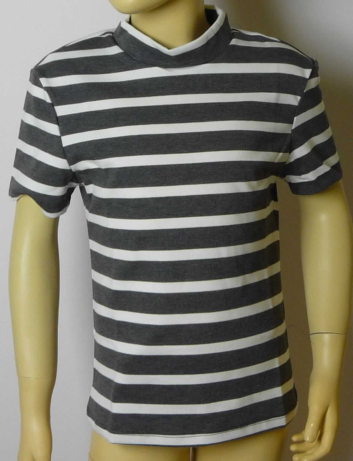 Unterziehpulli, sog. Strick Poly T-Shirt, Art. RSAPO305S, Größe S, Foto siehe Anlage,
- aus ca. 0,8 mm dicken (leichten), buntgewirkten Gewirken aus laut Antrag 65 % Polyester, 30 % Rayon und 5 % 
  Elasthan (alles Chemiefasern); mit mehr als 12 Maschen je linearen Zentimeter in jeder Richtung (feinmaschig),
- über die Taille reichend (Rückenlänge: ca. 52 cm),
- mit einem enganliegenden, hohen Kragen, 
- ohne Öffnung und ohne Verschluss,
- mit kurzen, enganliegenden Ärmeln,
- enganliegend gearbeitet (Brustumfang: ca. 72 cm), u. a. damit keine Ware der Position 6110 3099,
- am unteren Rand durch Umschlagen und Festnähen gesäumt.

"Pulloverähnliche Ware, Unterziehpulli, aus Gewirken, aus Chemiefasern"