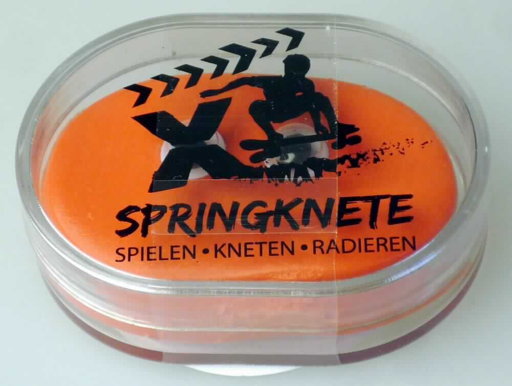 Angaben: 
Lustige Springknete; Modelliermasse in vier verschiedenen Farben und Formen, mit je zwei "Wackelaugen" versehen; zur Unterhaltung (z.B. kneten, dehnen, formen, radieren, hüpfen lassen) von Kindern.  

Warenbeschreibung: 
Rote, knetbare Masse in ovaler Form mit zwei "Wackelaugen" versehen, verpackt in einer beschrifteten und etikettierten Einzelverkaufsaufmachung.

Befund: 
Modelliermasse, auch zur Unterhaltung für Kinder.