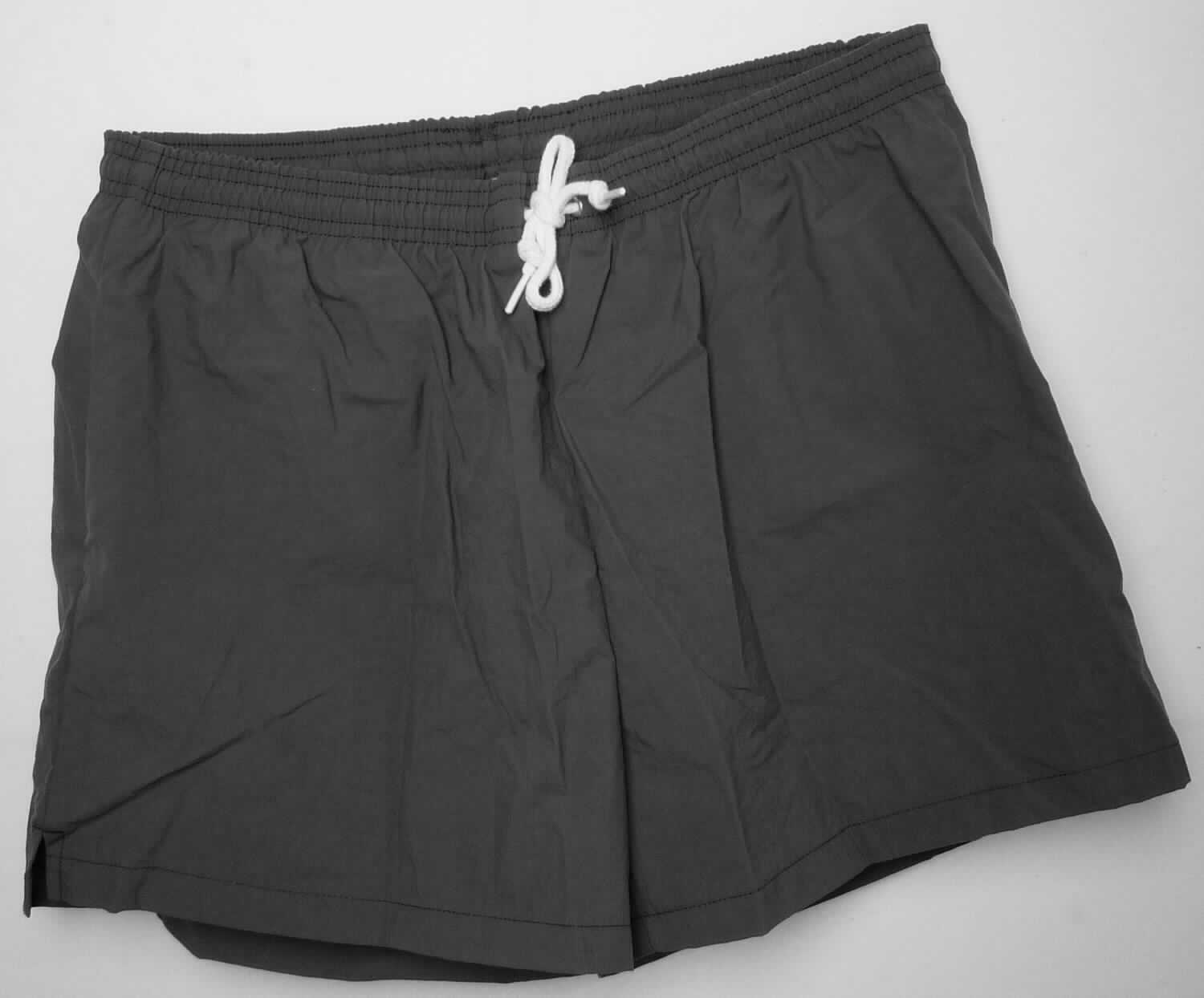 Kurze Hose, sog. Badebekleidung, Art. RSAPA400, Größe M, Foto siehe Anlage,
- aus ca. 0,3 mm dicken, einfarbigen Geweben aus laut Antrag 100 % Nylon (synthetische Chemiefasern),
- in der Taille abschließend, mit einem ca. 3 cm breiten, elastischen Bund mit Tunnelzug,
- ohne Öffnung und ohne Verschluss,
- ohne Hinweise auf den Trägerkreis (unisex), 
- mit einem netzartigen Innenslip,
- hinten mit einer aufgesetzen Gesäßtasche mit Patte mit punktuellem Klettverschluss (somit keine Badehose),
- mit kurzen Hosenbeinen, die nicht das Knie bedecken (Seitenlänge: ca. 33 cm),
- an den Beinabschlüssen durch Umschlagen und Festnähen gesäumt.

"Kurze Hose, aus Geweben, für Frauen, aus synthetischen Chemiefasern, nicht nach dem Batik-Verfahren 
 handbedruckt"