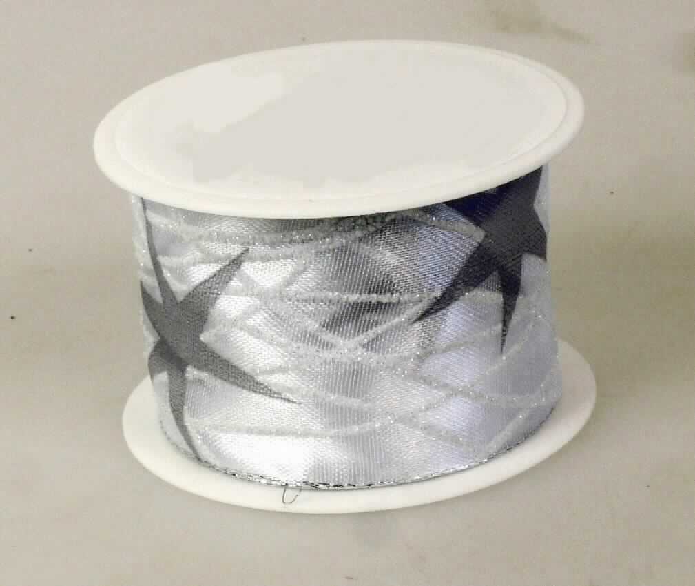 Band, sog. Band mit Draht, Art. 290-044, Foto siehe Anlage,
- auf einer Rolle aus Kunststoff aufgewickelt,
- als Meterware, mit einer Breite von ca. 4 cm und einer Länge von lt. Antrag 2 m,
- lt. Untersuchungsergebnis:
-- aus Geweben aus überwiegend synthetischen Chemiefasern, mit einer geringen Beimischung an Garnen der 
   Position 5605 (metallisierte Streifen aus synthetischer Spinnmasse),
-- mit Sternmotiven und zusätzlich musterbildend mit kleinen, metallisierten Kunststoffpartikeln bedruckt,
-- an beiden Rändern mit einem dünnen Metalldraht verstärkt,
-- mit echten Webkanten an beiden Längsseiten,                                                  
- kein Band aus Samt, Plüsch, Chenille- oder Schlingengewebe,
- keine Elastomergarne oder Kautschukfäden enthaltend.

"Band, keine Ware der Position 5807, anderes als in den Unterpositionen 5806 10 und 5806 20 genannte, 
 aus Chemiefasern, mit echten Webkanten"