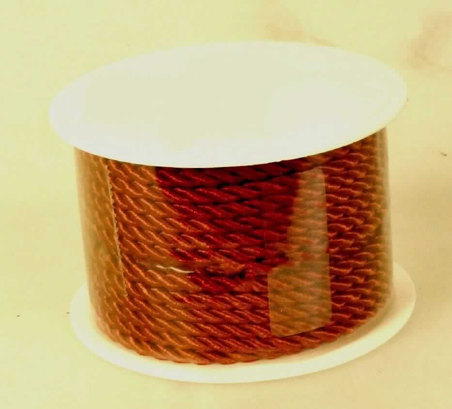 Posamentierware, sog. Kordel rot, Art. 393-004, Foto siehe Anlage,
- auf einer Rolle aus Kunststoff aufgewickelt,
- als Meterware, lt. Antrag mit einer Länge von 4 m,
- laut Untersuchungsergebnis:
-- Kordel; aus zwei miteinander verzwirnten Einfachgarnen in der Art von Gimpen,
-- die Gimpen bestehen jeweils aus einer Seele aus einem dickeren Spinnstoffgarn, das in engen Windungen mit 
   einem glänzenden Garn aus synthetischen Chemiefasern umwickelt ist,  
- ohne Stickerei.

"Posamentierware, als Meterware, ohne Stickerei, nicht aus Gewirken oder Gestricken"