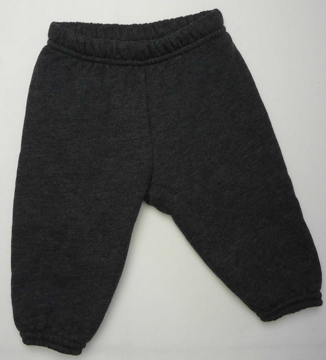 Lange Hose für Kleinkinder, sog. Poly-Joggingpant für Babies, Artikelnummer F082, Größe 3-6 Monate, 
Foto siehe Anlage,
- aus ca. 1,5 mm dicken, einseitig (innen) gerauten, buntgewirkten Gewirken (melierte Garne) aus laut Antrag
  50 % Baumwolle und 50 % Polyester (synthetische Chemiefasern),
- in der Taille abschließend; mit einem ca. 2,5 cm breiten, elastischen Taillenbund,
- ohne Öffnung und ohne Verschluss, 
- mit knöchellangen Hosenbeinen,
- an den Beinabschlüssen durch Umschlagen und Festnähen gesäumt sowie elastisch verengt,
- ist für Kleinkinder mit einer Körpergröße von bis zu 86 cm bestimmt.

"Kleidung, aus Gewirken, für Kleinkinder, aus synthetischen Chemiefasern"