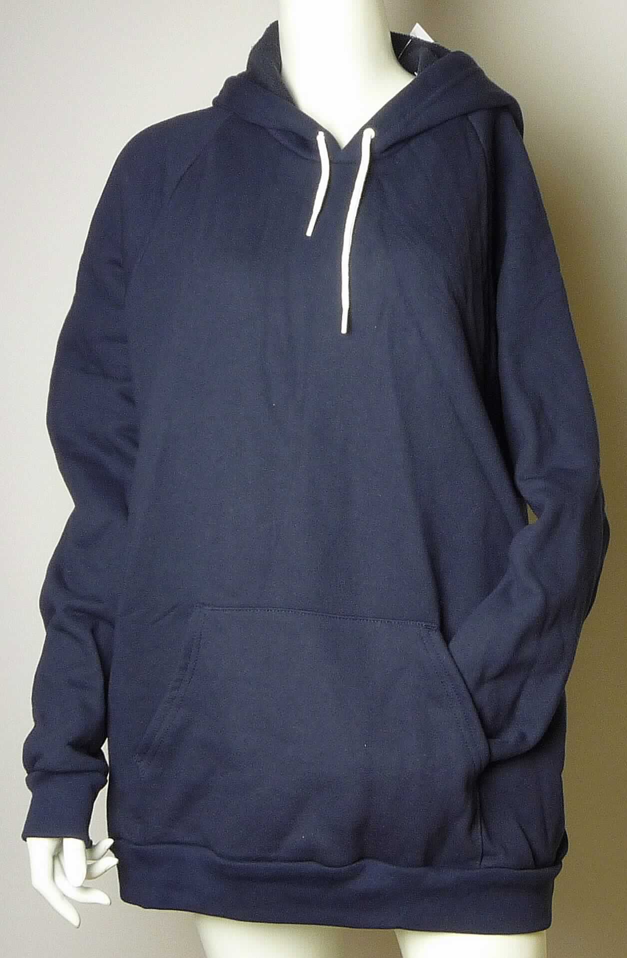 Blousonähnliches Kleidungsstück, sog. Unisex Strick Kapuzenpullover, Artikelnummer HVT495, Größe L, 
Foto siehe Anlage,
- aus ca. 2,0 mm dicken, einfarbigen Gewirken aus lt. Antrag 71 % Baumwolle und 29 % Polyester (synthetische
  Chemiefasern), 
- über die Taille reichend (Rückenlänge: ca. 71 cm),
- mit einer Kapuze mit einem Kordelzug und einer Überlappung der Kapuzenränder von links über rechts 
  (Männerkleidung),
- mit langen Ärmeln, die über den unteren Rand des Kleidungsstücks hinausreichen; mit angesetzten, verengenden 
  Bündchen,
- mit einer aufgesetzten Tasche (sog. Kängurutasche) mit zwei Öffnungen,
- am unteren Rand mit einem angesetzten, verengenden Bund,
- erfüllt die Merkmale zur Einreihung als blousonähnliches Kleidungsstück, somit kein Pullover.

"Blousonähnliches Kleidungsstück aus Gewirken, für Männer, aus Baumwolle"