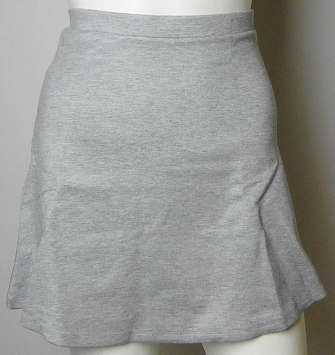 Rock, sog. Strick Minirock für Frauen, Artikelnummer RSAPO3147, Größe S, Foto siehe Anlage,
- aus ca. 1 mm dicken, buntgewirkten Gewirken (melierte Garne) aus laut Antrag 60 % Viskose (künstliche 
  Chemiefasern), 35 % Nylon und 5 % Elasthan (beides synthetische Chemiefasern),
- über den Schritt reichend (Seitenlänge: ca. 39 cm),
- in der Taille abschließend; mit einem ca. 2,5 cm breiten, angesetzten Bund,
- ohne Öffnung und ohne Verschluss,
- am unteren Rand durch Umschlagen und Festnähen gesäumt,
- kann ohne ein weiteres, den Unterkörper bedeckendes Kleidungsstück getragen werden.

"Rock aus Gewirken, für Frauen, aus künstlichen Chemiefasern"