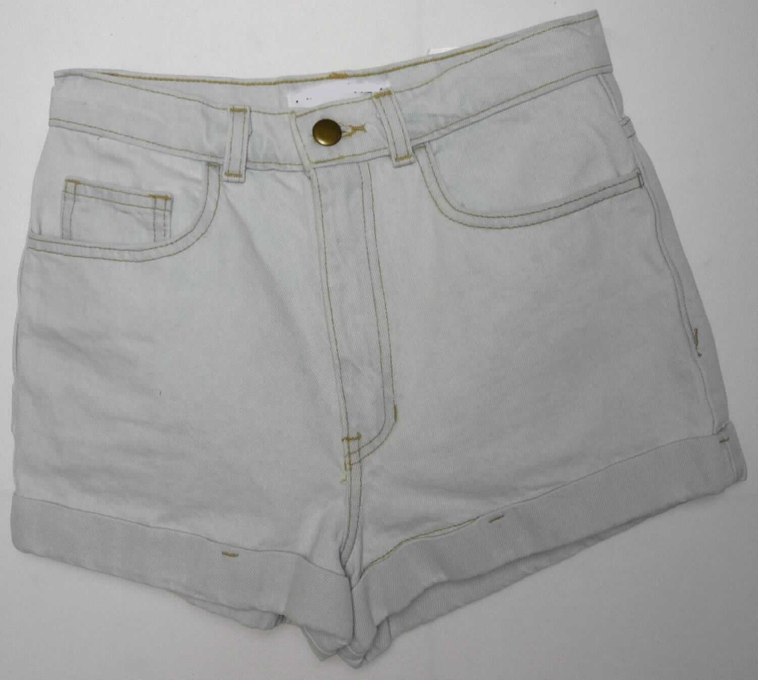 Kurze Hose, sog. gewebte Jeansshorts für Frauen, Art. RSADM303, Größe 26, Foto siehe Anlage,
- aus ca. 0,9 mm dicken, buntgewebten Geweben aus laut Antrag 100 % Baumwolle,
- in der Taille abschließend, mit einem ca. 3,5 cm breiten, angesetzten Taillenbund mit Gürtelschlaufen,
- vorn mit einer Öffnung mit Reißverschluss und Patte von links über rechts (Männerkleidung; deshalb 
  keine Ware der Position 6204), die im Bund mit einem Knopf geschlossen wird,
- vorn mit drei eingesetzten, offenen Taschen und hinten mit zwei aufgesetzten Gesäßtaschen, 
- mit kurzen Hosenbeinen, die nicht die Knie bedecken (Seitenlänge: ca. 27 cm),
- an den Beinabschlüssen gesäumt sowie ca. 3,5 cm nach oben umgeschlagen und seitlich fixiert.

"Kurze Hose, aus Geweben, für Männer, aus Baumwolle"