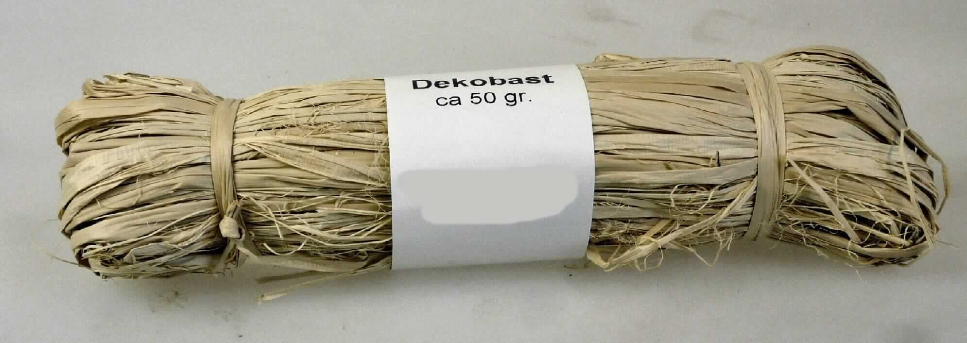 Nach den Antragsangaben und der vorliegenden Warenprobe handelt es sich um unterschiedlich lange und breite, naturfarbene Bastfasern, die zu einem Bündel zusammengelegt und nicht für die Spinnerei vorbereitet sind. Derartige Bastfasern werden hauptsächlich zum Flechten verschiedener Waren oder als Bindemittel (z.B. im Gartenbau) verwendet.
Der Naturbast ist mit einer bedruckten Papierbanderole gebündelt für die Abgabe im Einzelverkauf aufgemacht.

Zolltarifrechtlich handelt es sich um "Pflanzliche Stoffe von der hauptsächlich zum Herstellen von Korb- oder Flechtwaren verwendeten Art, andere als Bambus, Pedding und Stuhlrohr".
