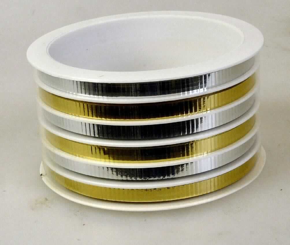 Metallisierte Garne, sog. Ringelband, Art. 290-031, Foto siehe Anlage,
- als Meterware; auf einer 6-fach unterteilten Spule aus Kunststoff,
- in Form von verschiedenfarbenen, metallisierten Streifen aus synthetischer Spinnmasse,
- mit einer Streifenbreite von ca. 5 mm und einer Länge von lt. Antrag 6 m,
- zur Verwendung als Geschenkband.

"Metallisierte Garne, bestehend aus Streifen der Position 5404"