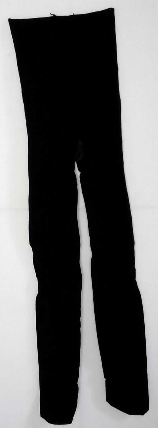 Strumpfhose, sog. Strick Strumpfhose für Frauen, Artikelnummer RSAPHSOP, in M/L, Foto siehe Anlage,
- in einem bedruckten Polybeutel mit Pappeinleger verpackt,
- aus ca. 0,7 mm dicken, einfarbigen Gewirken aus laut Antrag 89 % Nylon und 11 % Elasthan (beides 
  synthetische Chemiefasern), 
- mit einem Titer der einfachen Garne von laut Antrag mehr als 67 dtex,
- in der Taille abschließend; mit einem ca. 3,5 cm breiten, doppelt gearbeiteten, elastischen Bund, 
- mit Zwickel, 
- im Strumpfbereich nahtlos gewirkt; mit Fußteil ohne ausgearbeitete Ferse,
- ohne degressive Kompression.

"Strumpfhose, aus Gewirken, andere als solche mit degressiver Kompression, aus synthetischen Chemiefasern,
 mit einem Titer der einfachen Garne von mehr als 67 dtex"