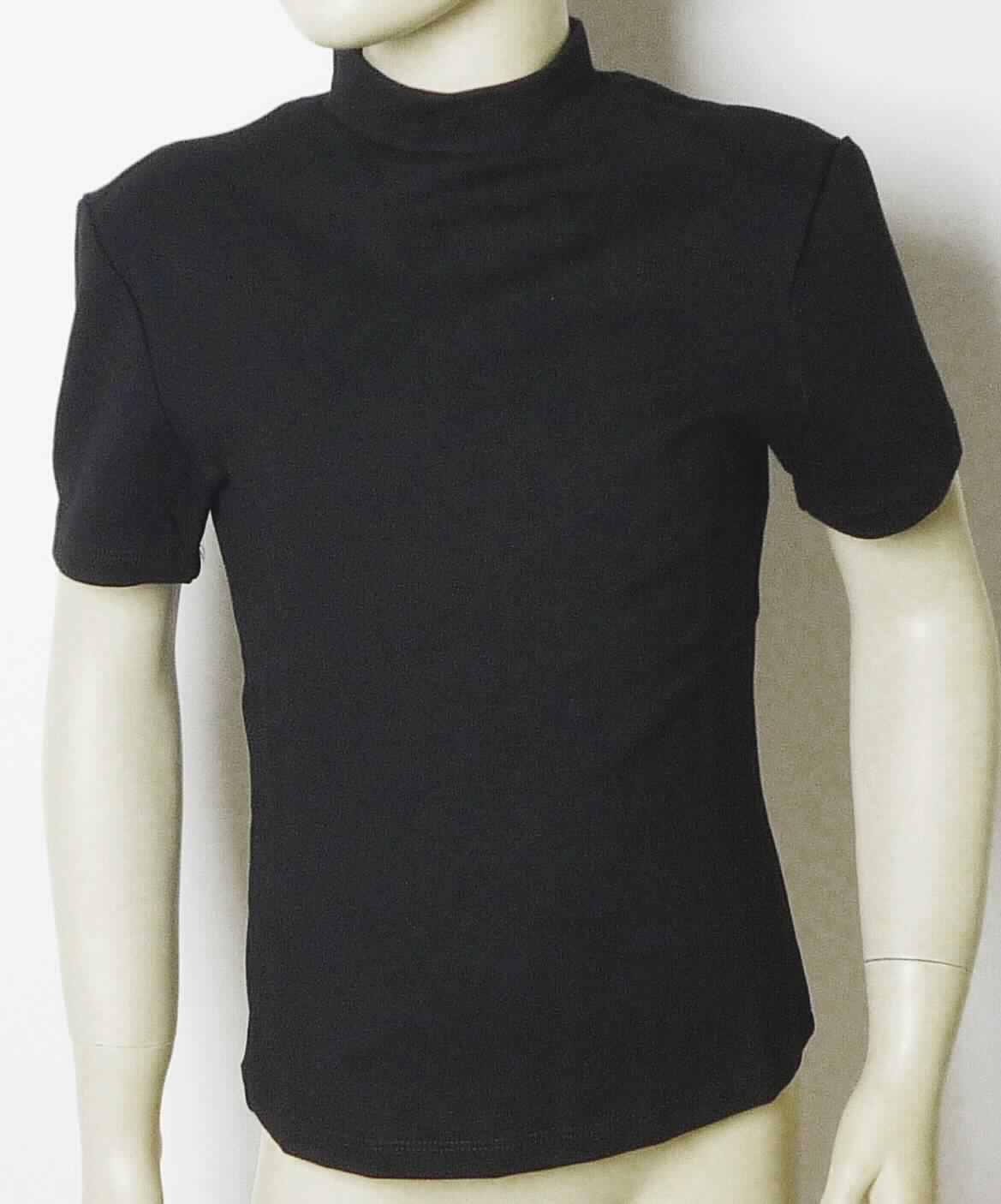 Unterziehpulli, sog. Strick T-Shirt, Artikelnummer RSAPO305, Größe S, Foto siehe Anlage,
- aus ca. 0,8 mm dicken (leichten), einfarbigen Gewirken aus laut Antrag 60 % Viskose, 35 % Nylon und
  5 % Elasthan (alles Chemiefasern); mit mehr als 12 Maschen je linearen Zentimeter in jeder Richtung 
  (feinmaschig),
- über die Taille reichend (Rückenlänge: ca. 47 cm),
- mit einem enganliegenden, hohen Kragen, 
- ohne Öffnung und ohne Verschluss,
- mit kurzen, enganliegenden Ärmeln,
- enganliegend gearbeitet (Brustumfang: ca. 71 cm), 
- am unteren Rand durch Umschlagen und Festnähen gesäumt,
- erfüllt die Merkmale zur Einreihung als Unterziehpulli, somit keine Ware der Unterposition 6110 3099.

"Unterziehpulli, aus Gewirken, aus Chemiefasern"