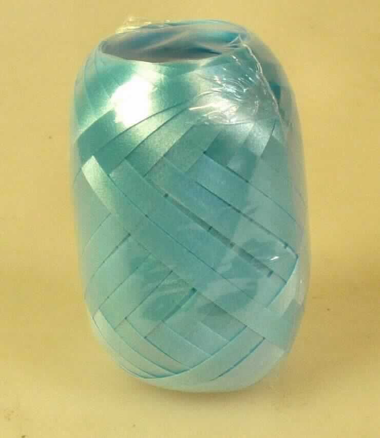 Streifen, sog. Eiknäuel blau, Art. 381-007, Foto siehe Anlage, 
- als Meterware im "Eiknäuel"; mit einer Länge von lt. Antrag 20 m, 
- in Form von einfarbigen Streifen aus synthetischer Spinnmasse (lt. Antrag: Polypropylen), 
- mit einer Streifenbreite von ca. 4 mm,
- zur Verwendung als Geschenkband.

"Streifen aus synthetischer Spinnmasse, mit einer augenscheinlichen Breite von weniger als 5 mm, aus 
 Polypropylen"