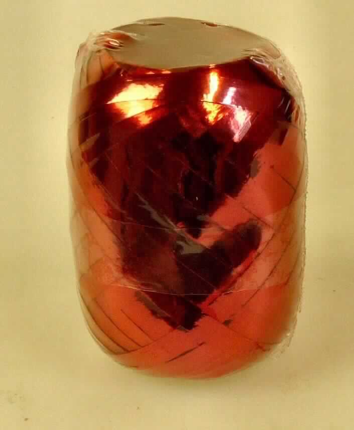 Metallisiertes Garn, sog. Eiknäuel rot, Art. 386-007, Foto siehe Anlage,
- als Meterware im "Eiknäuel"; mit einer Länge von lt. Antrag 20 m, 
- in Form von ca. 4 mm breiten, einfarbigen, metallisierten Streifen aus synthetischer Spinnmasse,
- zur Verwendung als Geschenkband.

"Metallisiertes Garn, bestehend aus Streifen der Position 5404"