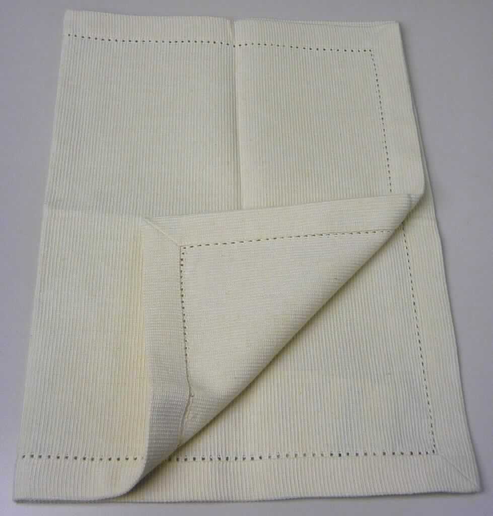 Platzmatte, sog. Platzset mit Hohlsaum, Art. 288269, Foto siehe Anlage,
- laut Antrag verpackt als Set mit 4 Stück,
- rechteckig; in den Abmessungen: ca. 35 cm x 50 cm,
- aus ca. 1,2 mm dicken, einfarbigen Geweben aus laut Antrag Baumwolle,
- an allen Ränder durch Umschlagen und Festnähen gesäumt und mit einem sog. Hohlsaum verziert, 
  somit konfektioniert,
- wird üblicherweise gewaschen und kennzeichnet sich aufgrund des Materials und des Verwendungszwecks
  als Tischwäsche.

"Tischwäsche, aus Spinnstoffen, aus Geweben, aus Baumwolle, nicht nach dem Batik-Verfahren handbedruckt"