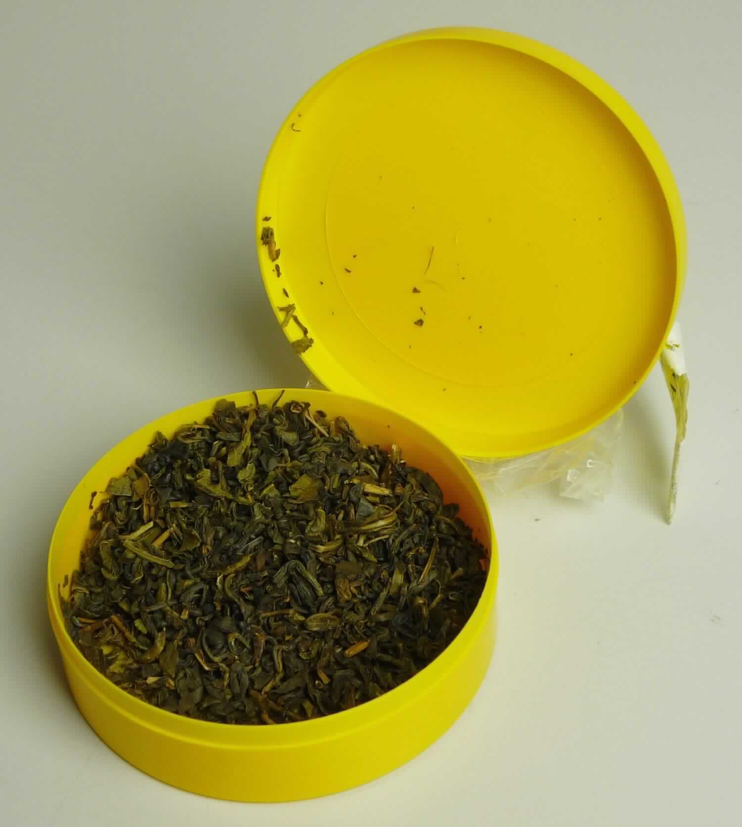 Nach den Angaben der Antragstellerin sowie dem vorliegenden Warenmuster handelt es sich um getrockneten und nicht fermentierten grünen Tee, der vom Strauch der Gattung Thea stammt.
Der sogenannte Grüne Ceylon Tee in den Handelsklassen OP/OPA ist zu 500 Gramm in so bezeichneten Pouches verpackt.

Zolltarifrechtlich handelt es sich um "Tee, grüner Tee (nicht fermentiert), in unmittelbaren Umschließungen mit einem Inhalt von 3 kg oder weniger".