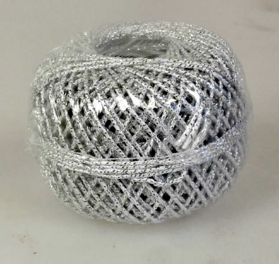Metallisiertes Garn, sog. Kordel silber, Art.-Nr. 292-006, Foto siehe Anlage,
- als Meterware auf einer Rolle aufgemacht und in einem Polybeutel verpackt, laut Antrag mit einer Länge von 20 m, 
- laut Untersuchungsergebnis:
-- gezwirntes Garn,
-- aus zwei Einfachgarnen mit einem Kern aus verschiedenen Spinnstoffgarnen, die locker mit einem metallisierten
   Streifen (Streifenbreite: ca. 1 mm) aus synthetischer Spinnmasse umwickelt sind.

"Metallisiertes Garn, bestehend aus Garnen aus Spinnstoffen und mit Metall überzogenen Streifen der 
 Position 5404"