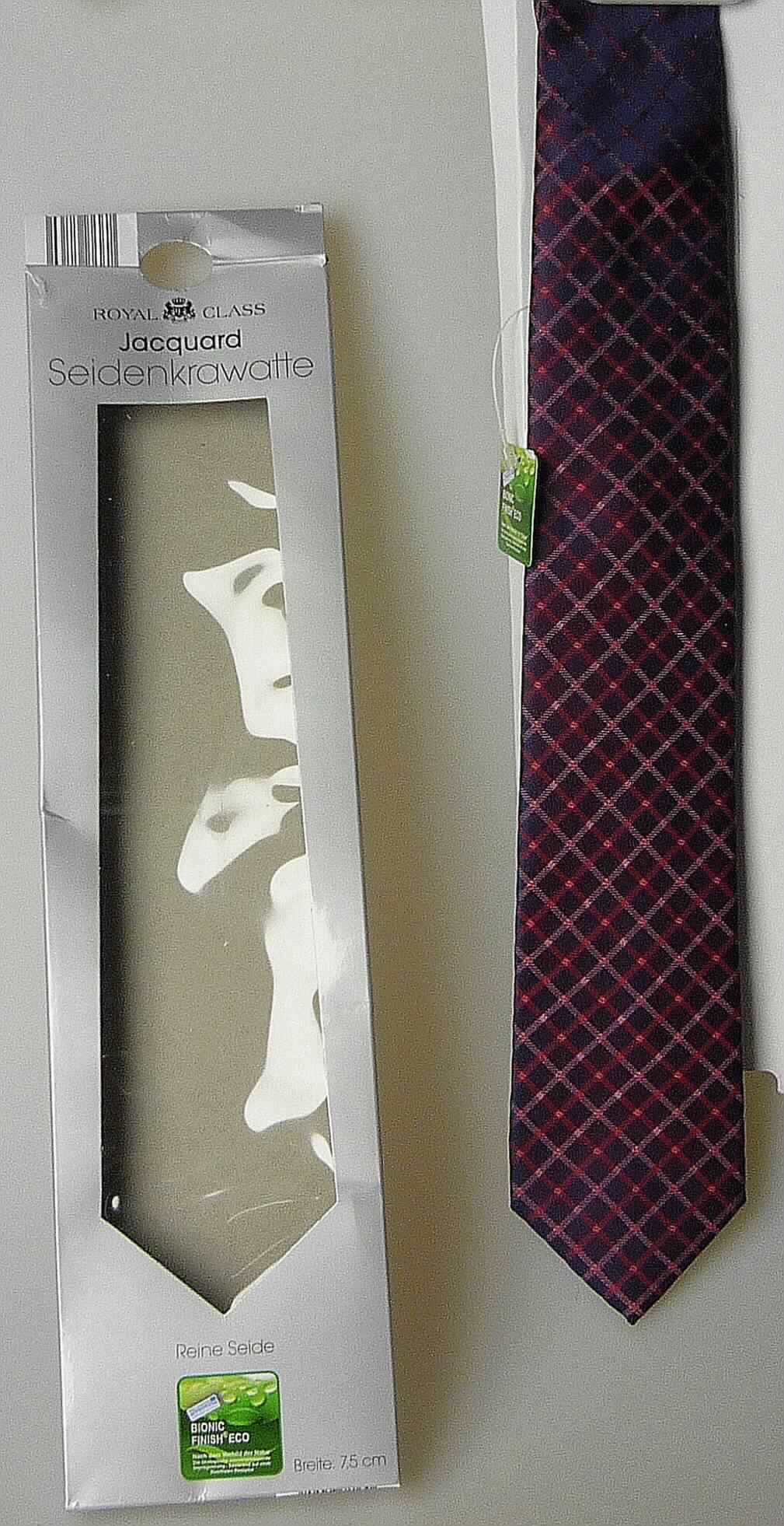 Krawatte, sog. Seidenkrawatte, Art. 288059, Foto siehe Anlage,
- in einem bedruckten Pappkarton mit Pappeinleger verpackt,
- aus ca. 0,4 mm dicken, buntgewebten Geweben aus laut Antrag 100 % Seide,
- laut Antrag bis zu ca. 7,5 cm breit und ca. 150 cm lang; an den Enden spitz zulaufend,
- zweilagig gearbeitet und mit einem Innenfutter aus laut Antrag 100 % Polyester (synthetische Chemiefasern)
  ausgestattet,
- durch Zusammennähen konfektioniert,
- ohne Hinweise auf Handarbeit.

"Krawatte, aus Geweben, aus Seide, nicht handgearbeitet"