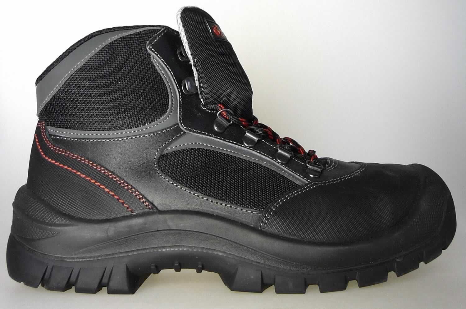 Sicherheitsstiefel (lt. Antrag: "Stiefel Heat S3", Foto siehe Anlage)
- mit Laufsohlen aus Kautschuk,
- mit Oberteil aus Leder (den größten Teil der Außenfläche bildend) und Spinnstoff, 
- auf das Oberteil sind Stücke aus Kunststoff (Spinnstoff mit einer mit bloßem Auge 
  wahrnehmbaren Außenschicht aus Kunststoff) und Kautschuk als Verstärkungsteile aufgesetzt,
- mit Schnürsenkelverschluss und abstehenden Metallhaken,
- mit Metallschutz in der Vorderkappe

"Schuhe mit Laufsohlen aus Kautschuk und Oberteil aus Leder, andere als in den 
UPos. 6403 1200 bis 6403 2000 genannt, mit einem Metallschutz in der Vorderkappe"