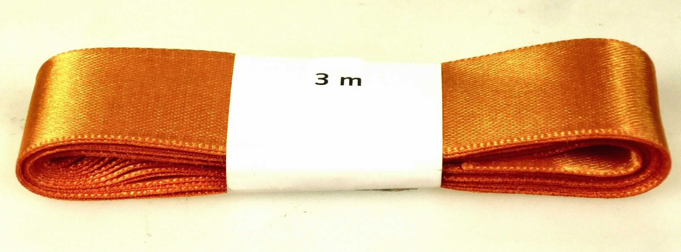 Band, sog. Band orange, Art.-Nr. 377-035, Foto siehe Anlage,
- mit einer Pappbanderole versehen,
- als Meterware, mit einer Breite von ca. 2,5 cm und einer Länge von lt. Antrag 3 m,
- aus einfarbigen Geweben aus lt. Antrag Polyester (synthetische Chemiefasern), 
- mit echten Webkanten an beiden Längsseiten,                                                  
- kein Band aus Samt, Plüsch, Chenille- oder Schlingengewebe,
- keine Elastomergarne oder Kautschukfäden enthaltend.

"Band, keine Ware der Position 5807, anderes als in den Unterpositionen 5806 10 und 5806 20 genannte, 
 aus Chemiefasern, mit echten Webkanten"