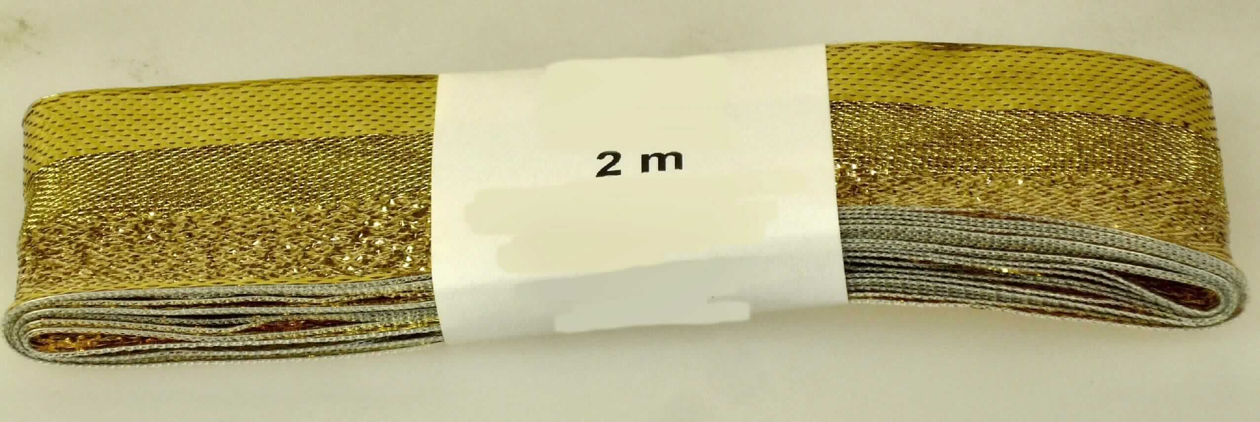 Band, sog. Band gold, Art. 319-077, Foto siehe Anlage,
- als Meterware mit einer Länge von laut Antrag 2 m; mit einer Papierbanderole umhüllt,
- laut Untersuchungsergebnis:
-- mit einer Breite von ca. 2,7 cm,
-- aus einem Gewebe 
--- mit Schussfäden aus synthetischen Chemiefasern (Monofilen) 
--- mit Kettfäden aus metallisierten Streifen aus synthetischer Spinnmasse, aus einem mit einem metallisierten 
    Streifen aus synthetischer Spinnmasse umwickelten Spinnstoffgarn und aus einem metallisierten Streifen aus 
    synthetischer Spinnmasse, der kreuzweise mit zwei Monofilen umwickelt ist (alle Streifen mit einer Breite von 
    ca. 1 mm; alles metallisierte Garne),
-- mit einem Anteil an synthetischen Chemiefasern von 21,7 GHT und an metallisierten Garnen von 78,3 GHT,
-- mit echten Webkanten an beiden Längsseiten; zusätzlich an beiden Rändern mit einem dünnen Metalldraht 
   verstärkt,
-- keine Elastomergarne oder Kautschukfäden enthaltend.

"Band, keine Ware der Position 5807, kein Samt, Plüsch, Chenille- oder Schlingengewebe, keine Elastomergarne 
 oder Kautschukfäden enthaltend, aus metallisierten Garnen"