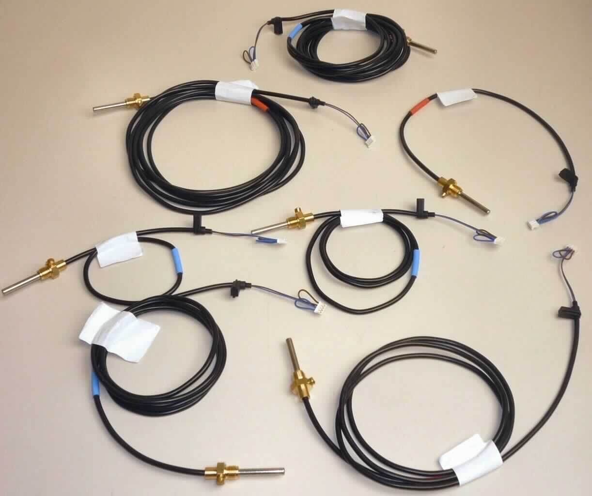 Wärmezähler-Widerstandsthermometer (Thermistor),
- mit einem Pt 500 Messwiderstand in einem Gehäuse mit Befestigungsschraube und Anschlusskabel
  (Abbildung siehe Anlage),
- für eine Leistung von weniger als 20 Watt.

"Elektrische Festwiderstände, keine Kohlemasse- oder Kohleschichtfestwiderstände, für eine Leistung von 20 Watt oder weniger - Thermistor"