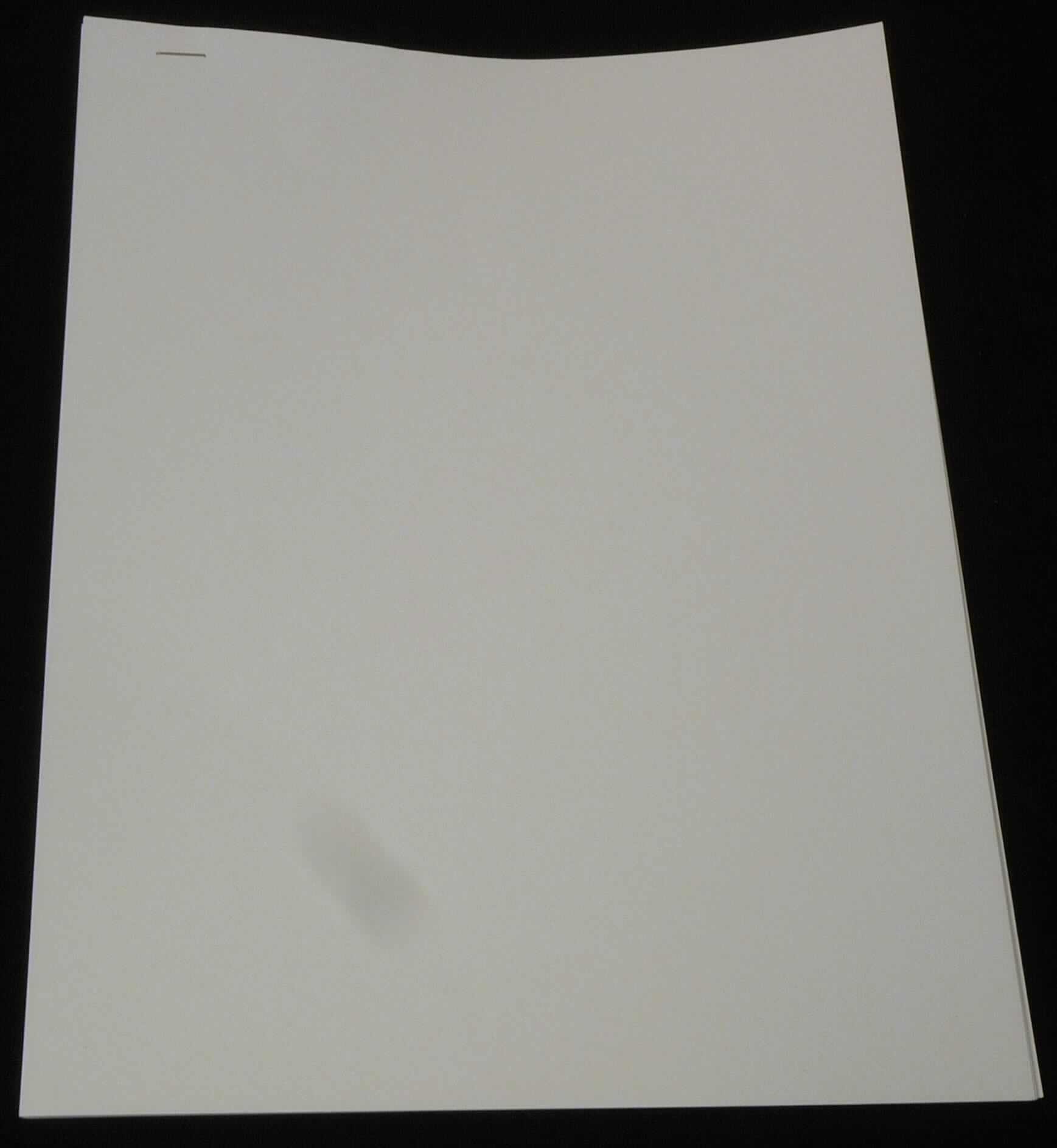 Bei dem vorliegenden, als "Photo-Paper" bezeichneten Erzeugnis handelt es sich nach den vorgelegten Warenmustern und dem Untersuchungsergebnis um beidseitig glänzendes, mit anorganischen Stoffen gestrichenes Papier aus hauptsächlich gebleichtem, chemischem Halbstoff aus Holz, mit einem auf die Gesamtfasermenge bezogenen Gehalt an Sulfat- oder Natronzellstoff von mehr als 80 GHT, in geringem Umfang (unter 10 GHT) aus mechanischem oder chemisch-mechanischem Halbstoff aus Holz und aus Bastfasern. Es hat ein Quadratmetergewicht von mehr als 150 g, ist nicht in der Masse gefärbt, weist einen Weißgrad (Reflexionsfaktor) von mehr als 60%, eine Dicke von mehr als 225 bis 508 Mikrometer (Mikron) und einen Aschegehalt von mehr als 3 GHT auf. Nach den ergänzenden Angaben des Antragstellers wird es in ungefalteten Bogen (Formate DIN A4 und DIN A3) eingeführt, die zu je 50 Blatt verpackt sind.

Derartige Waren gehören als "Kraftpapiere und -pappen, beidseitig mit anorganischen Stoffen gestrichen, von der Art wie sie als Schreibpapiere, Druckpapiere oder als Papiere zu anderen grafischen Zwecken verwendet werden, ohne Gehalt an Fasern in einem mechanischen oder chemisch-mechanischen Aufbereitungsverfahren gewonnen, oder mit einem Gehalt von 10 GHT oder weniger solcher Fasern, bezogen auf die Gesamtfasermenge, in Bogen, die ungefaltet auf einer Seite nicht mehr als 435 mm und auf der anderen Seite nicht mehr als 297 mm messen" zum TARIC-Code 4810 14 00 80.